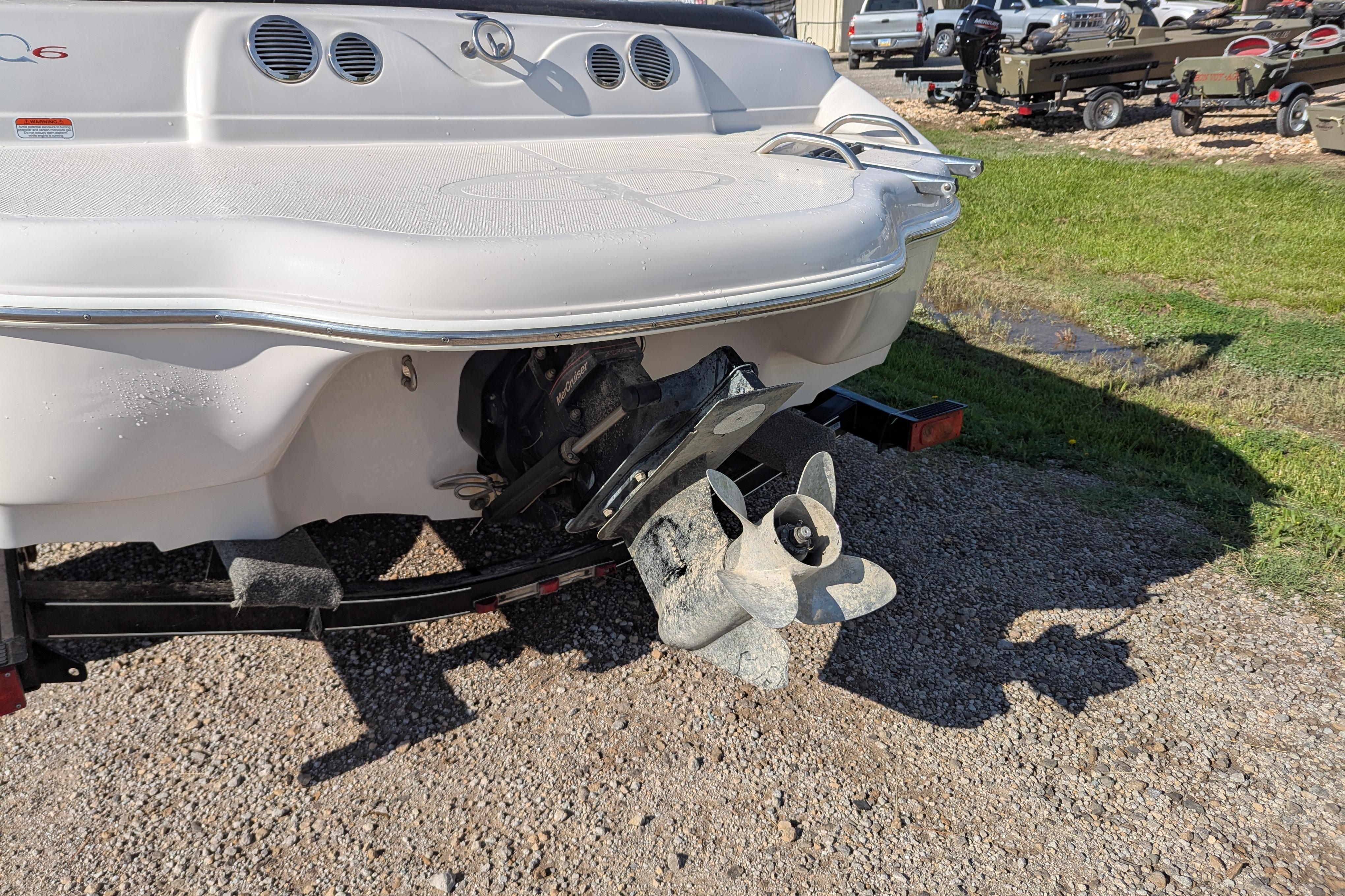Rear view of a 2006 Tahoe Q6 Sport boat with visible propeller.