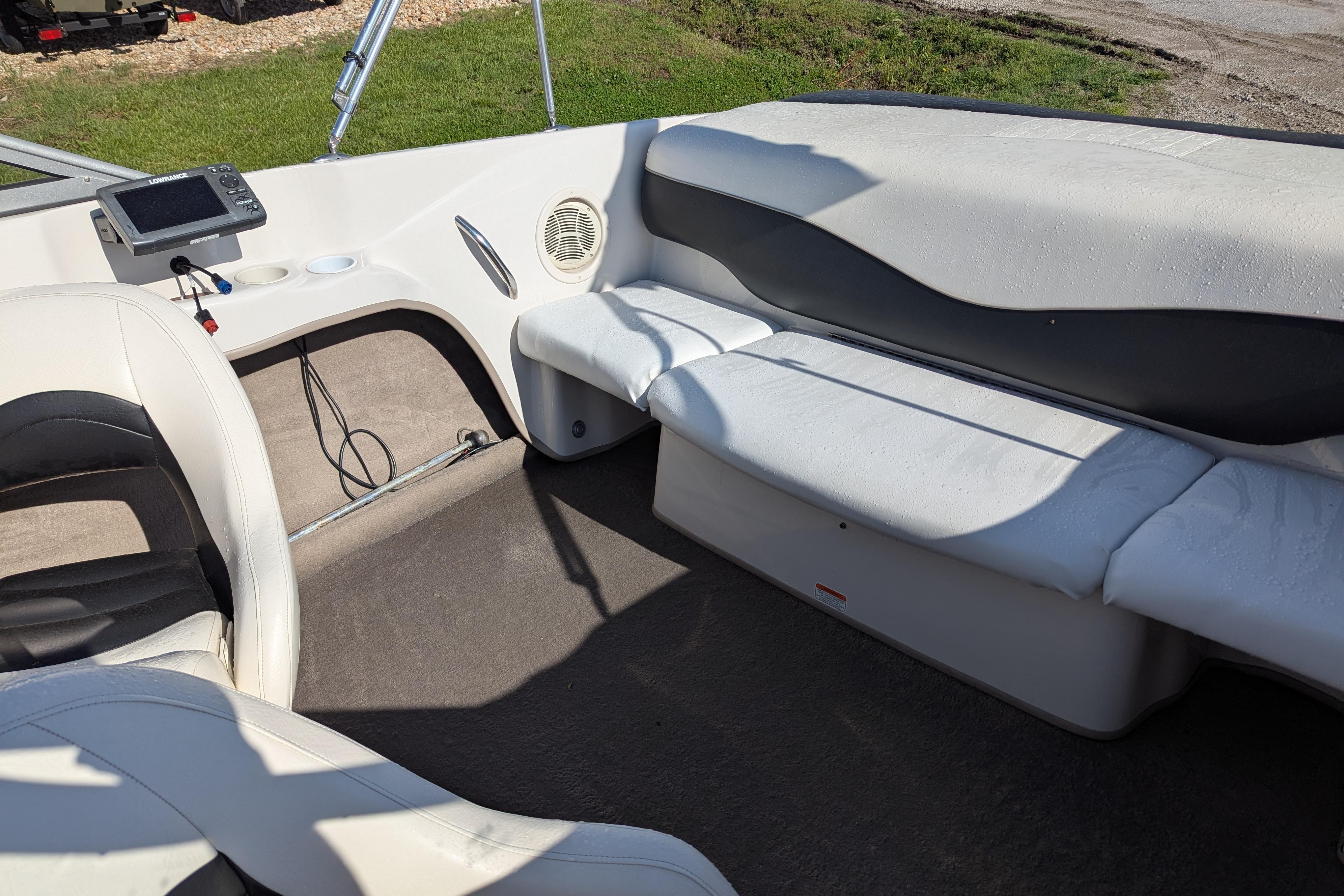 2006 Tahoe Q6 Sport boat interior with seating and control panel.