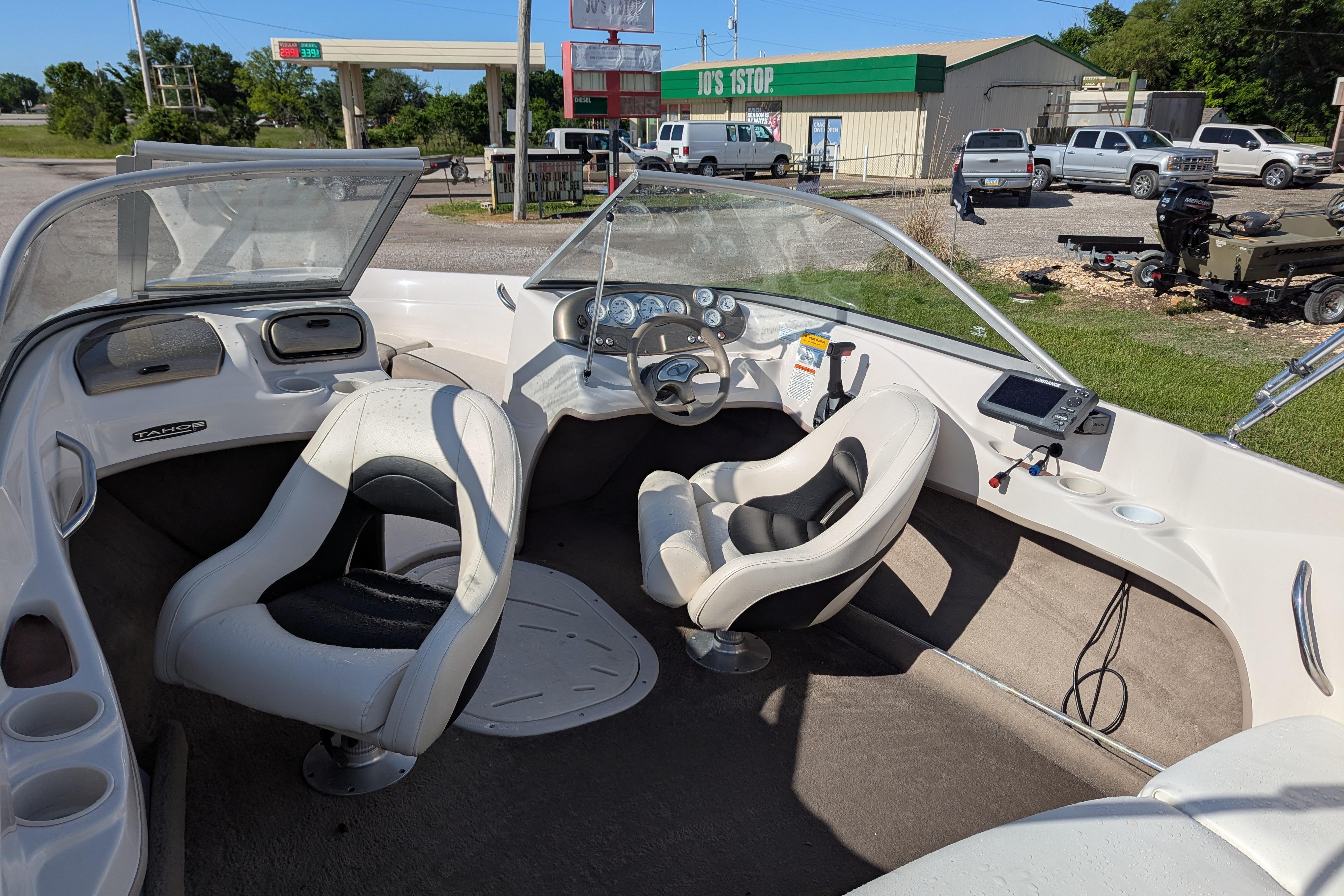 2006 Tahoe Q6 Sport boat interior with white seating and dashboard controls.