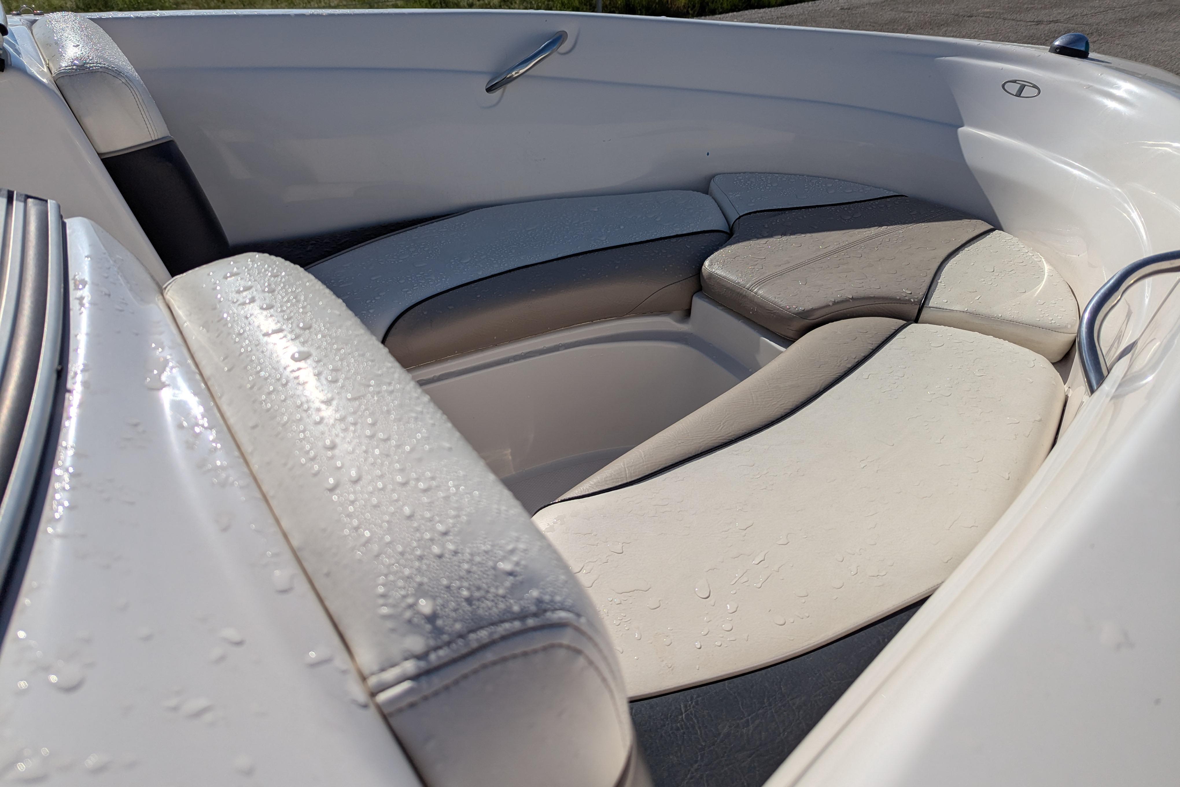 2006 Tahoe Q6 Sport boat interior with wet, cushioned seating.