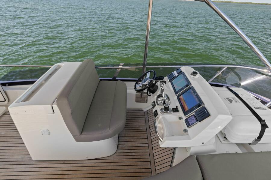 2016-prestige-550-flybridge-power-9398001-20240520071620494-1_XLARGE
