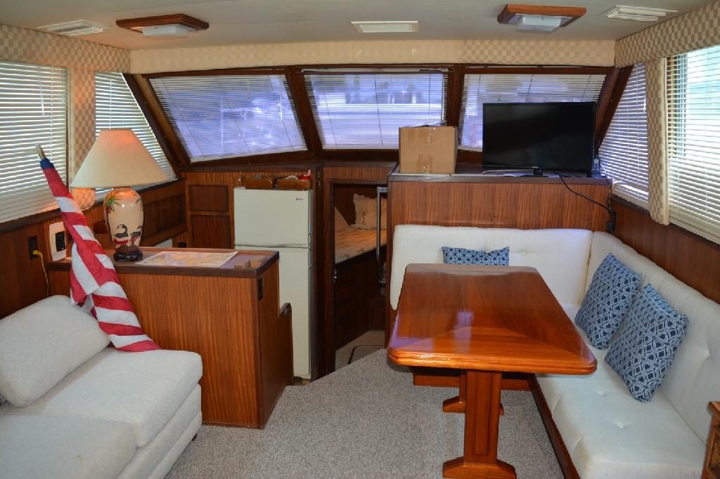 Hatteras 43 Motor Yacht - Salon