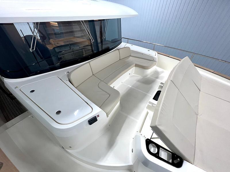 Jbys Trade Yacht Photos Pics Bow Seating Area