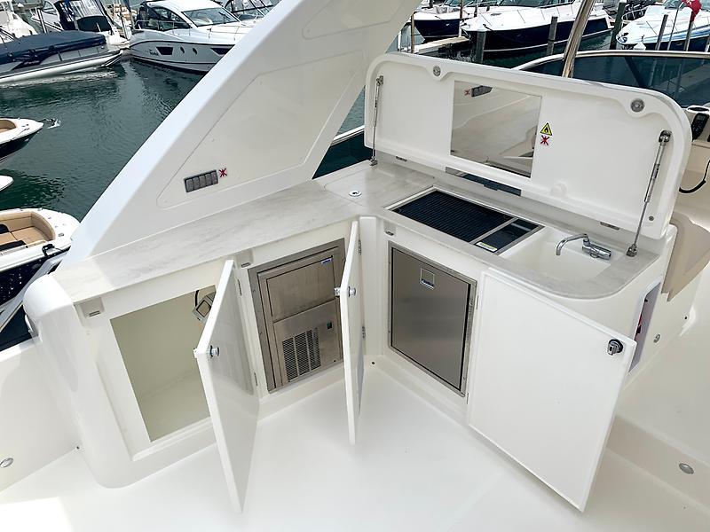 Jbys Trade Yacht Photos Pics FlyBridge BBQ, Sink, Fridge & Ice Maker