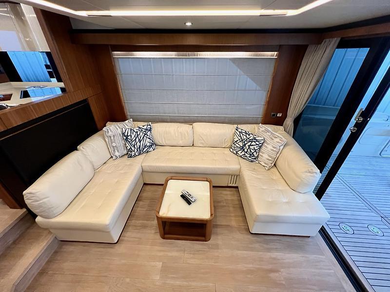 Jbys Trade Yacht Photos Pics U-Shaped Seating Area - Strb.