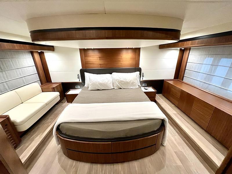 Jbys Trade Yacht Photos Pics Master StateRoom - Full Beam