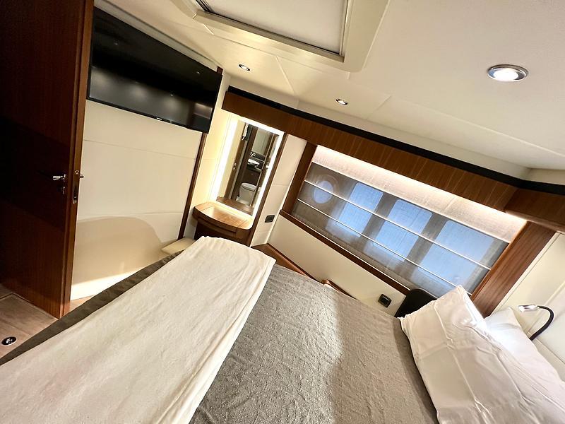 Jbys Trade Yacht Photos Pics VIP StateRoom - Port Side