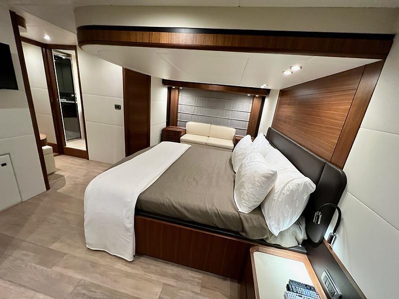 Jbys Trade Yacht Photos Pics Master StateRoom - Strb. Side