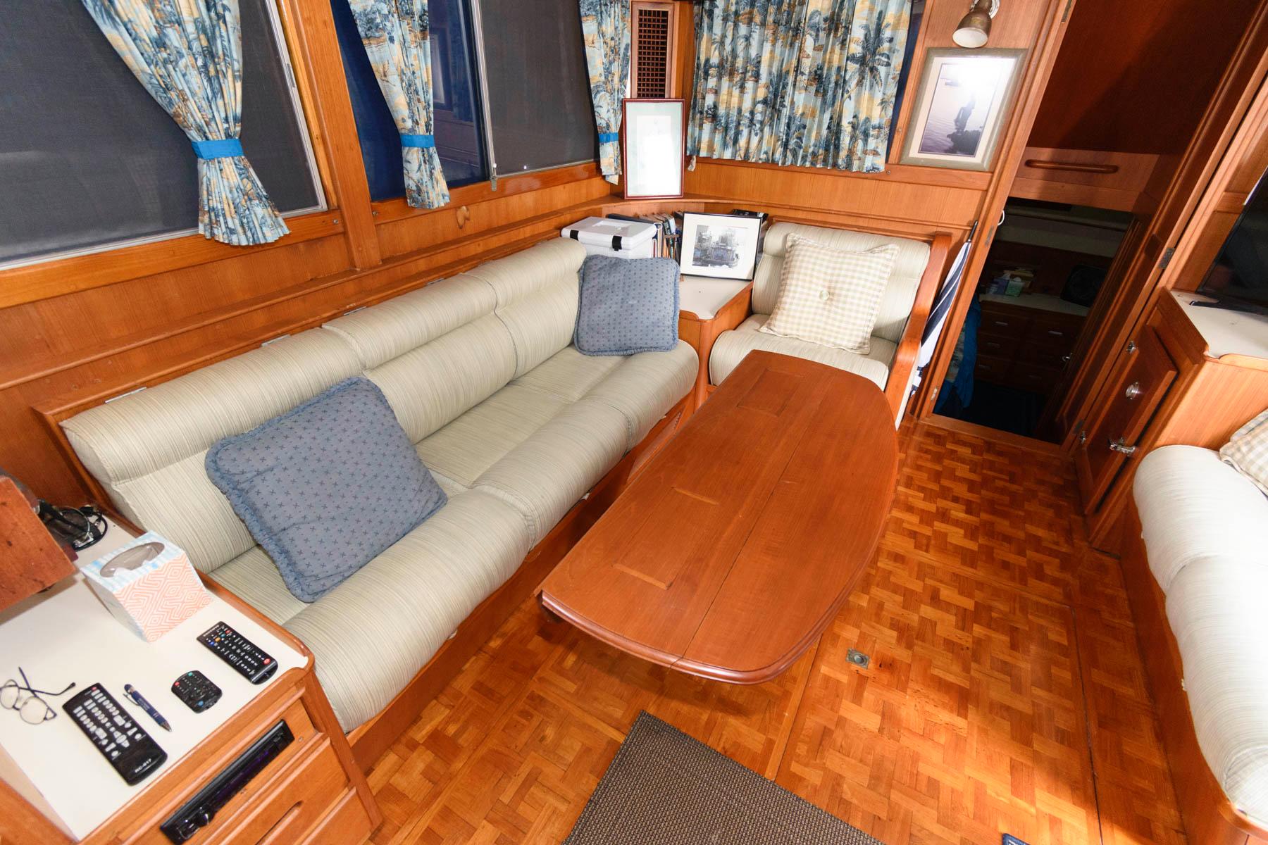 F 5892 SK Knot 10 Yacht Sales