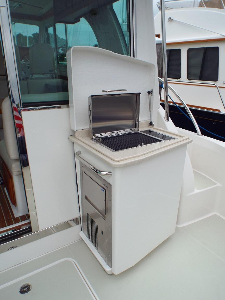 Grill and Ice maker in cockpit