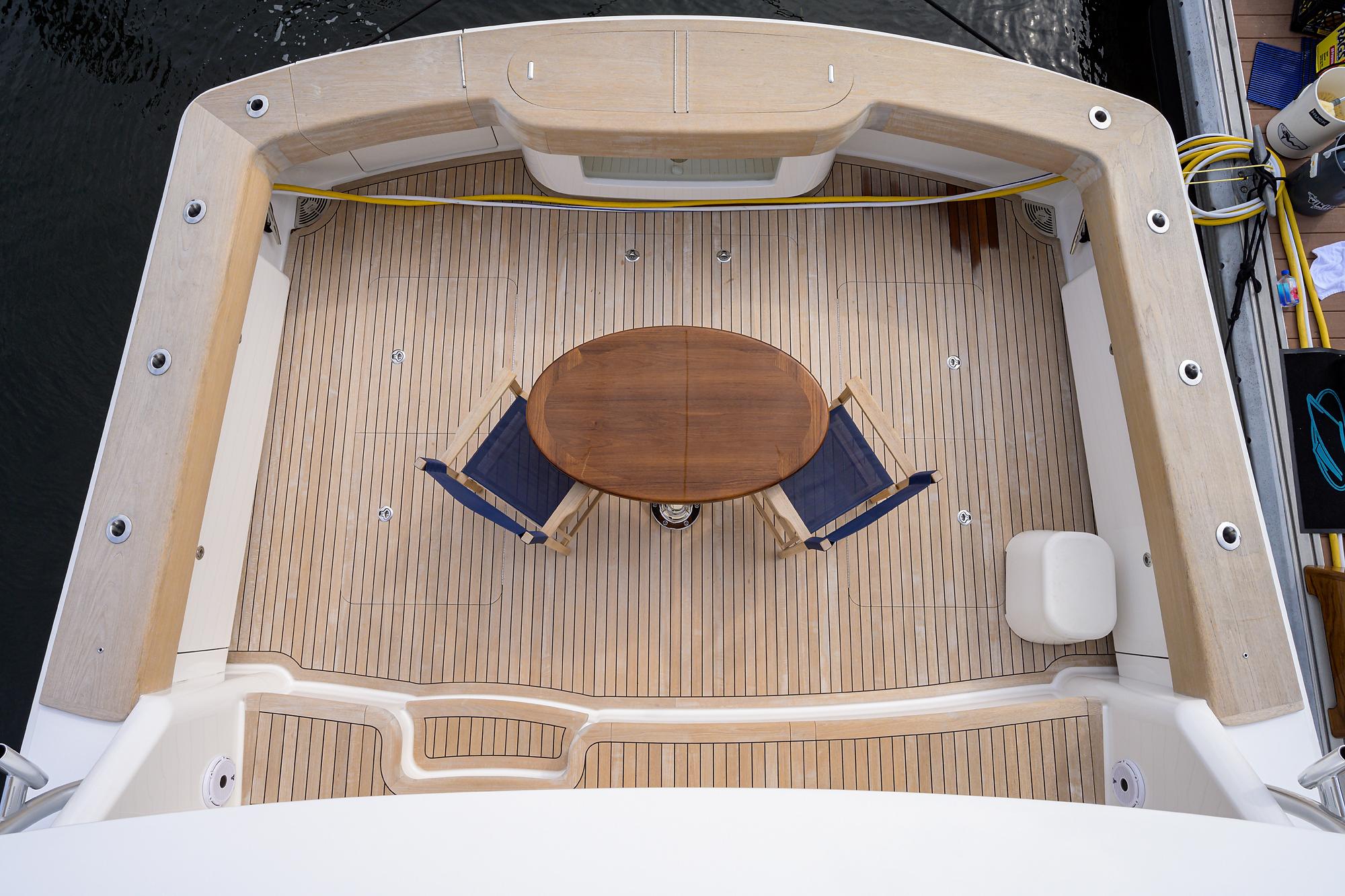 Viking 58-Cockpit, Table and Chairs