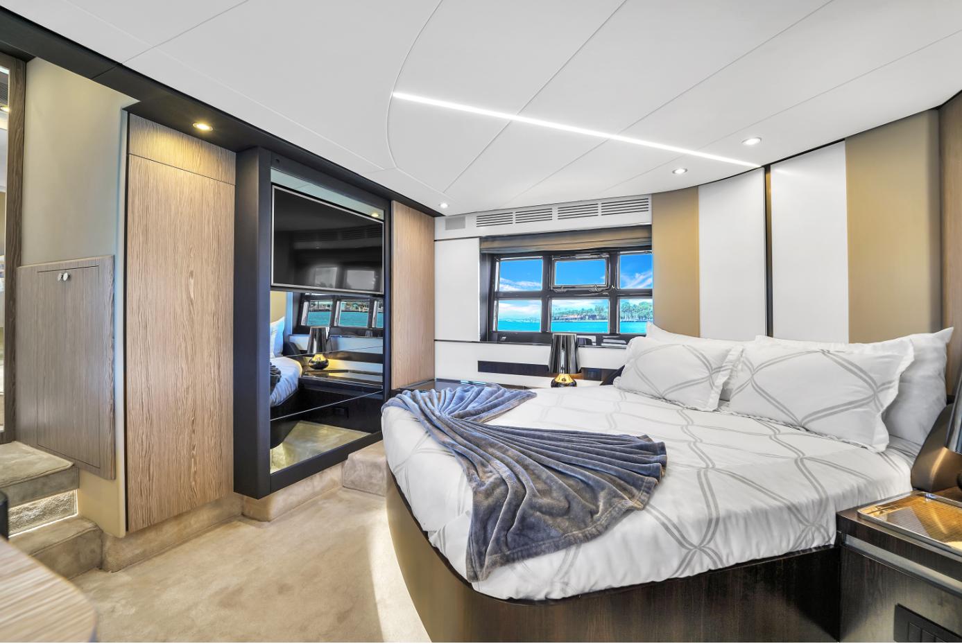 S6 Azimut Master Stateroom