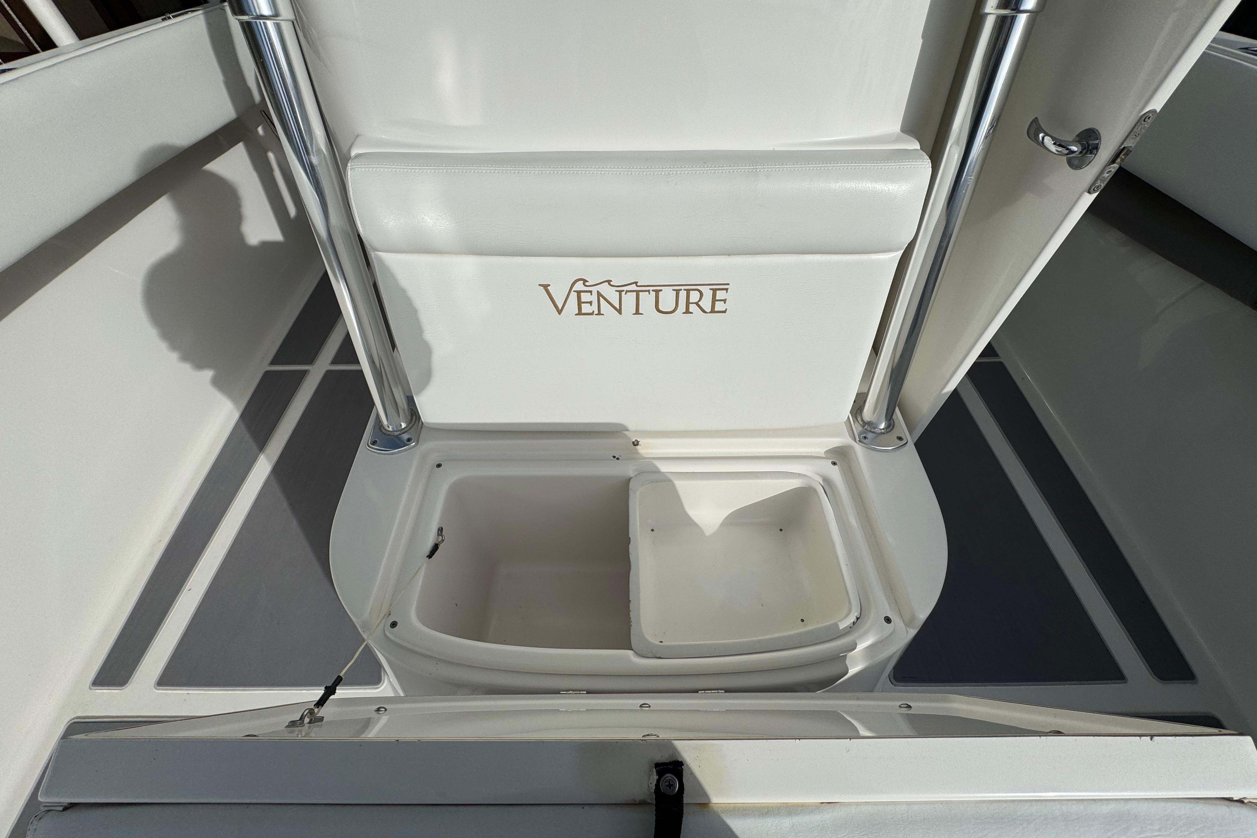 2009 Venture 39 Center Console-9
