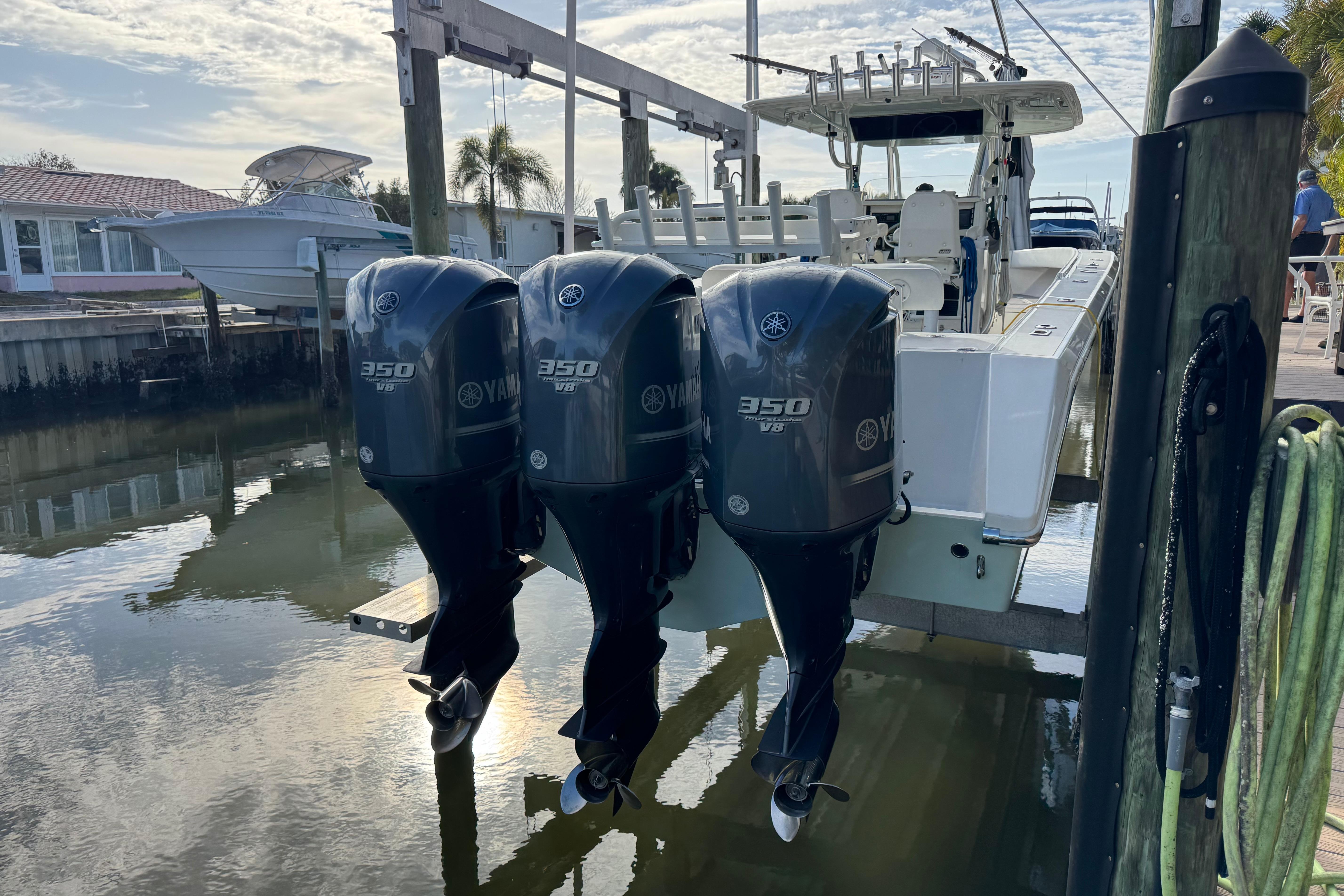 2009 Venture 39 Center Console-15