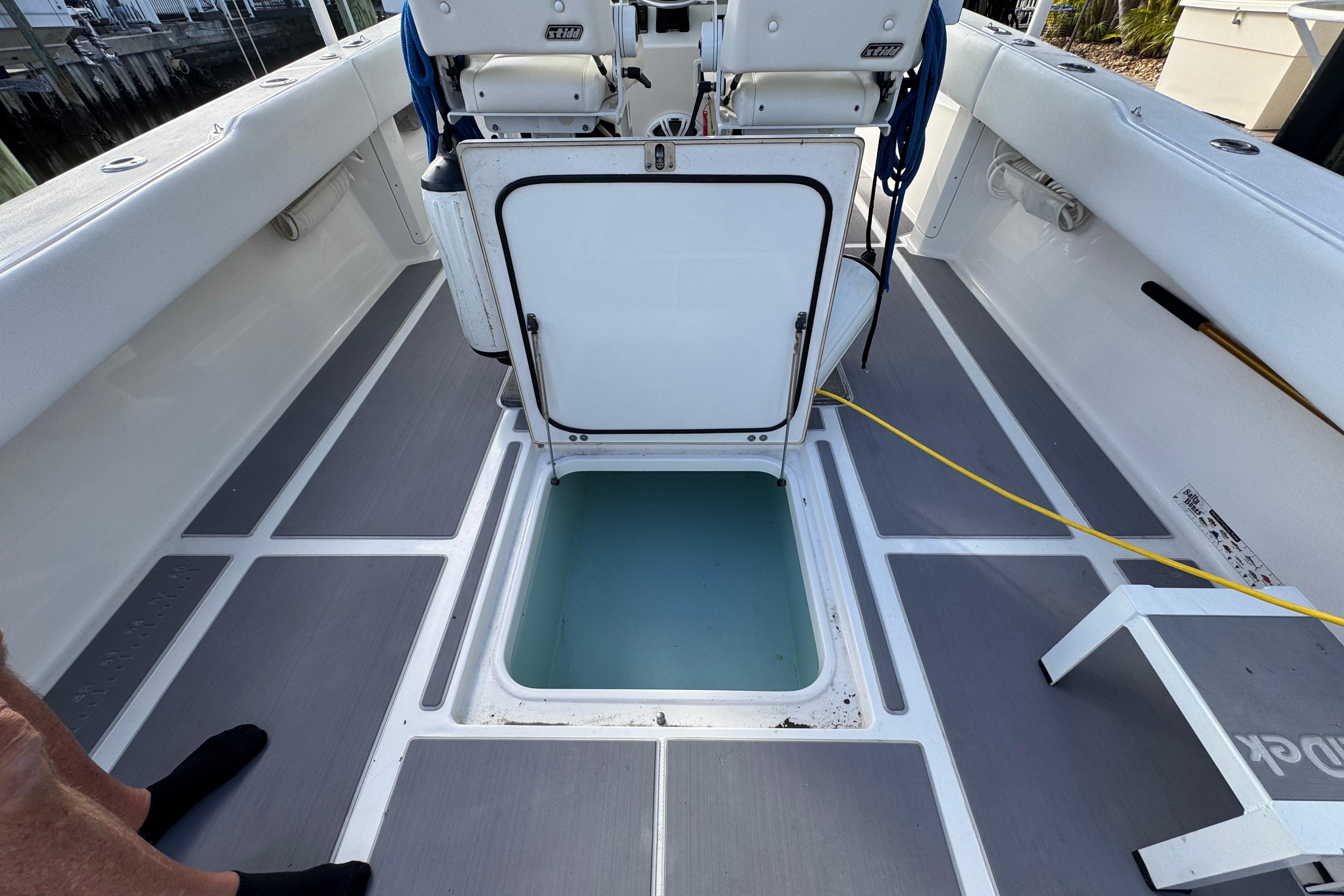 2009 Venture 39 Center Console-18