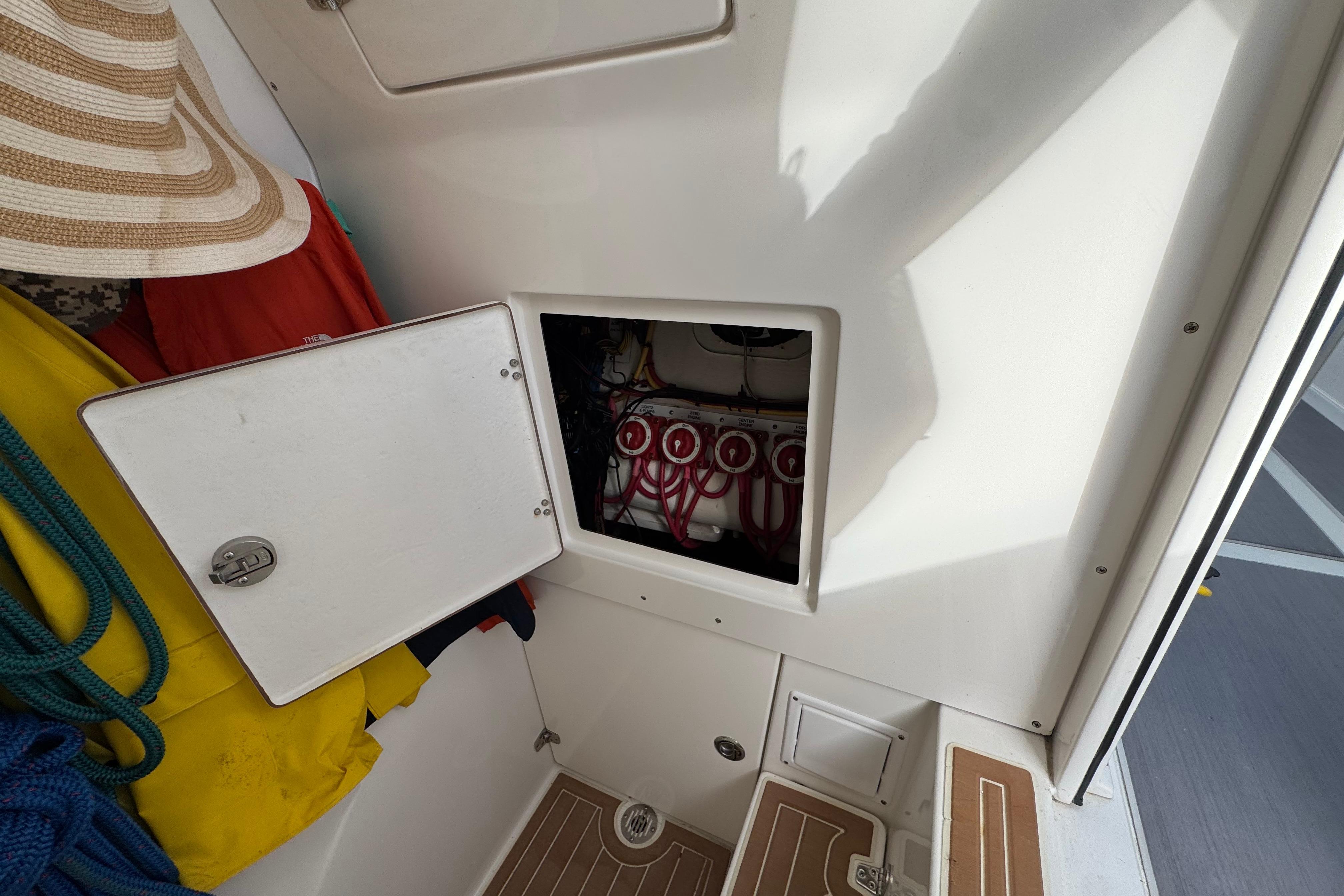 2009 Venture 39 Center Console-19