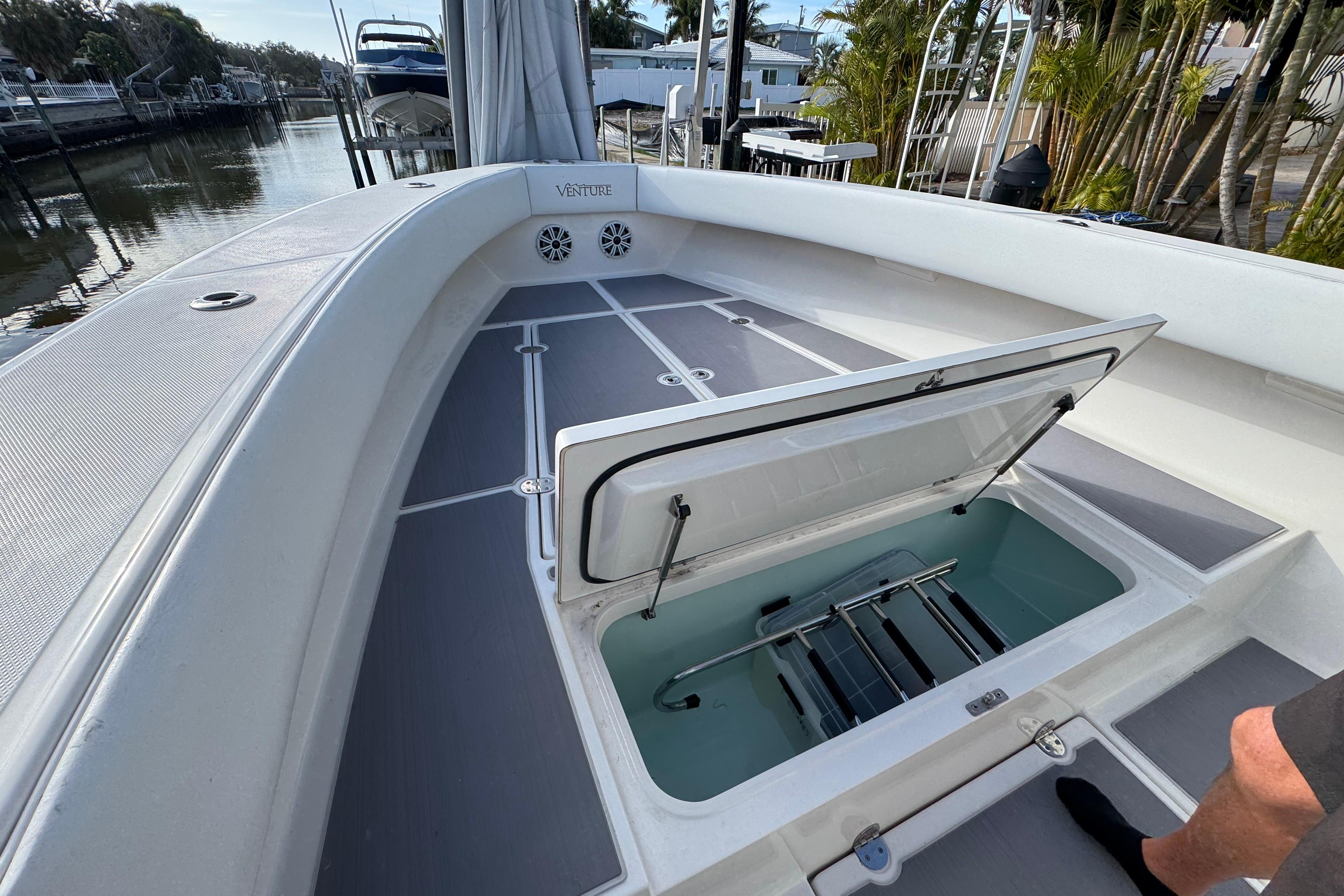 2009 Venture 39 Center Console-20