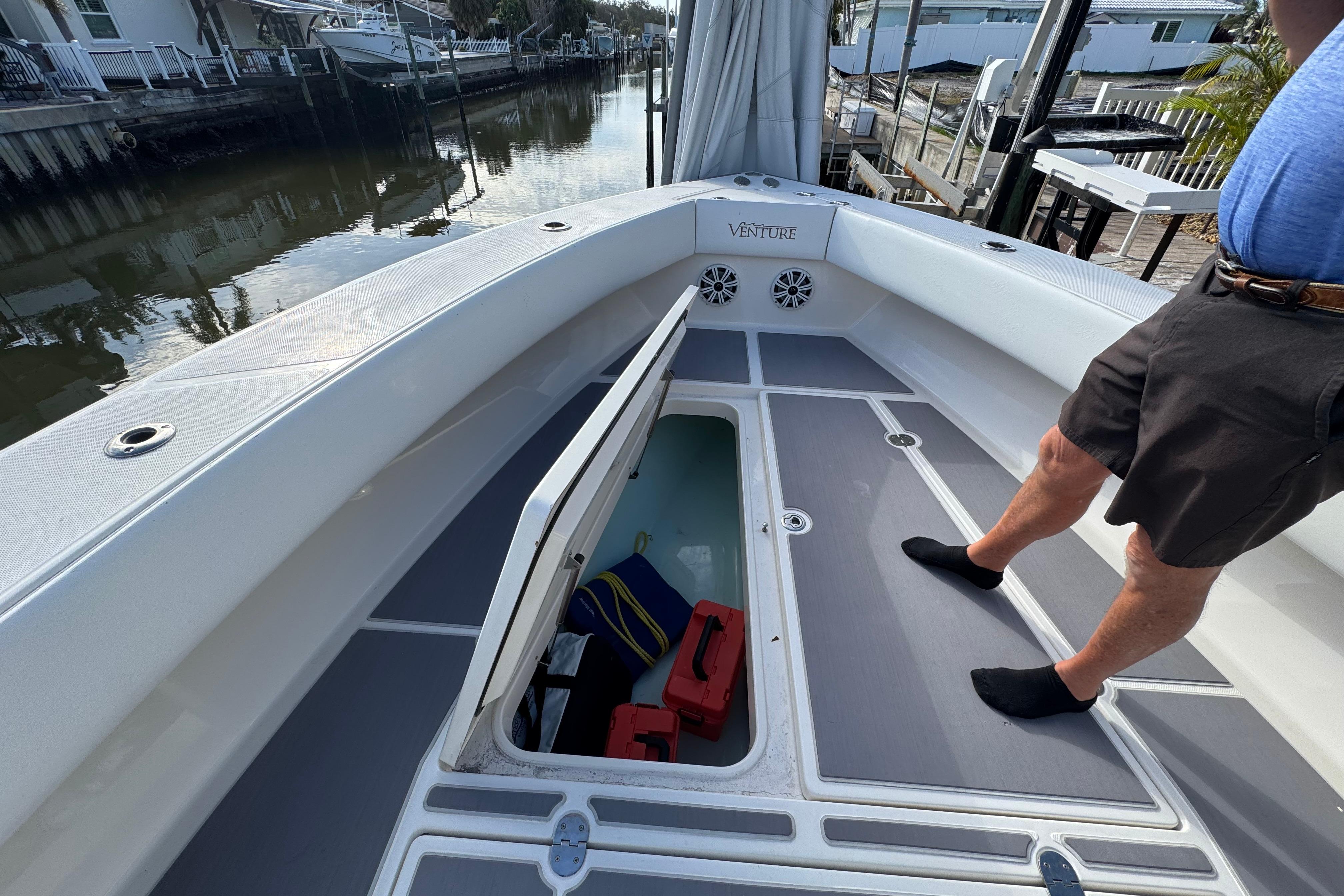 2009 Venture 39 Center Console-22