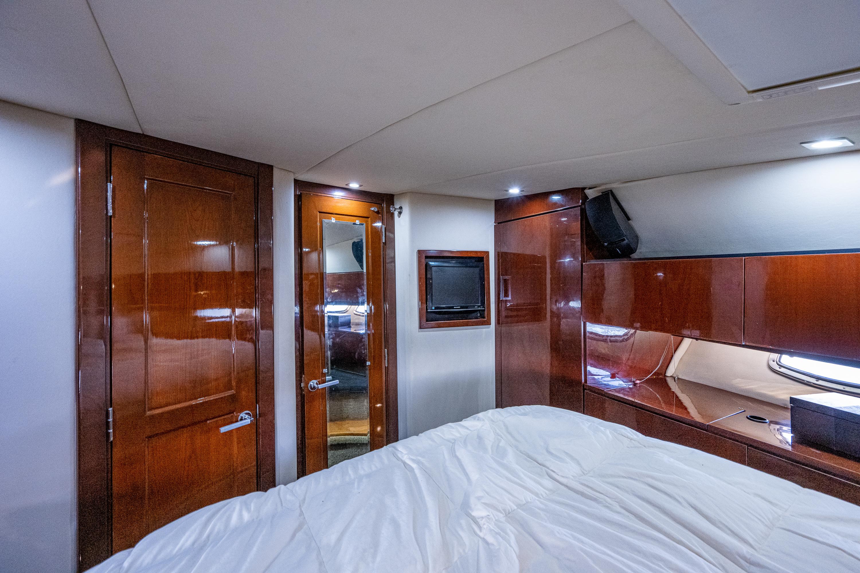 Sea Ray 47 Pirate Moon - Forward Stateroom, Queen Berth