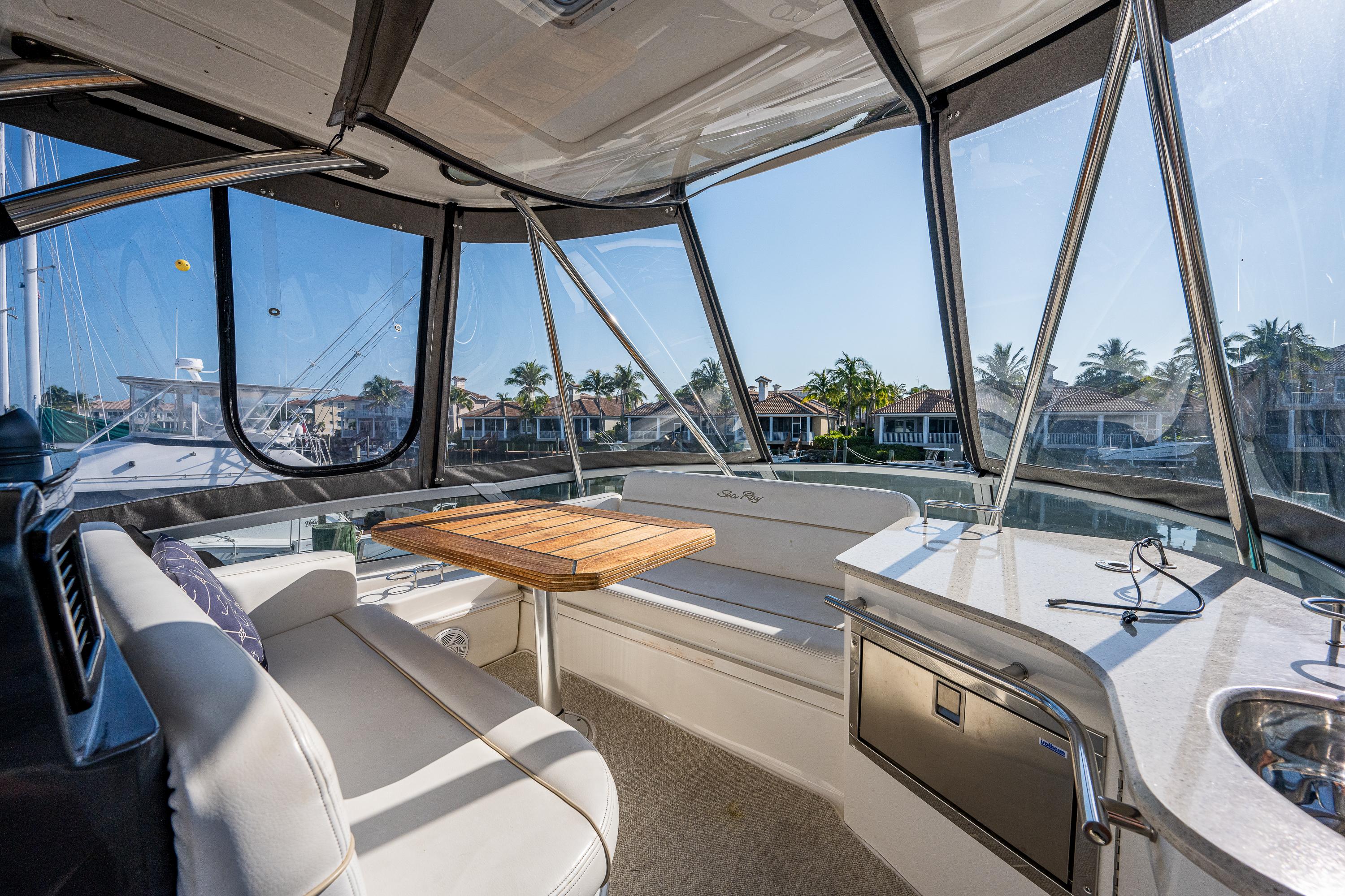 Sea Ray 47 Pirate Moon - Flybridge, Seating and Table