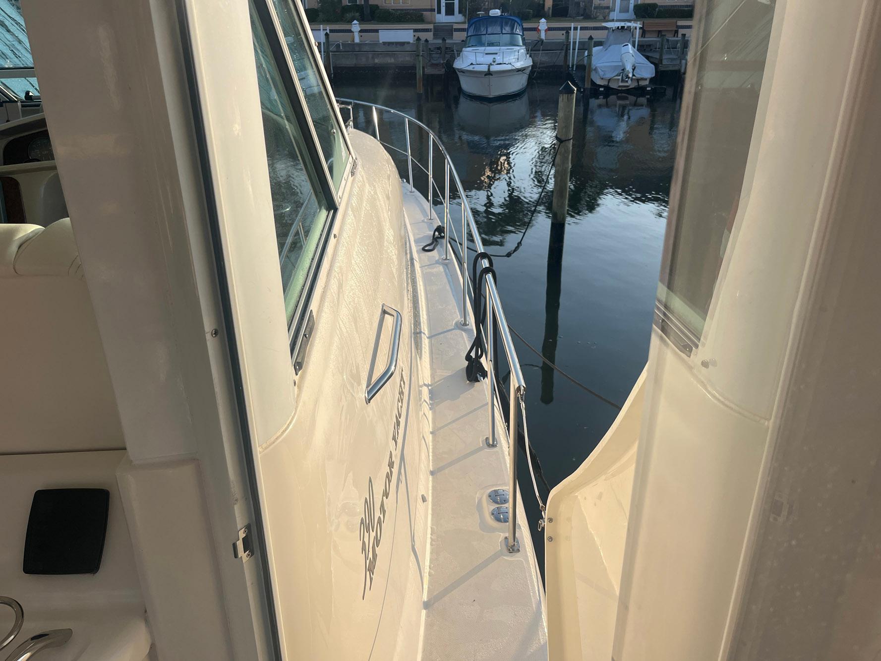 2004-sea-ray-390-motor-yacht-power-9718089-20250317113548249-1_XLARGE