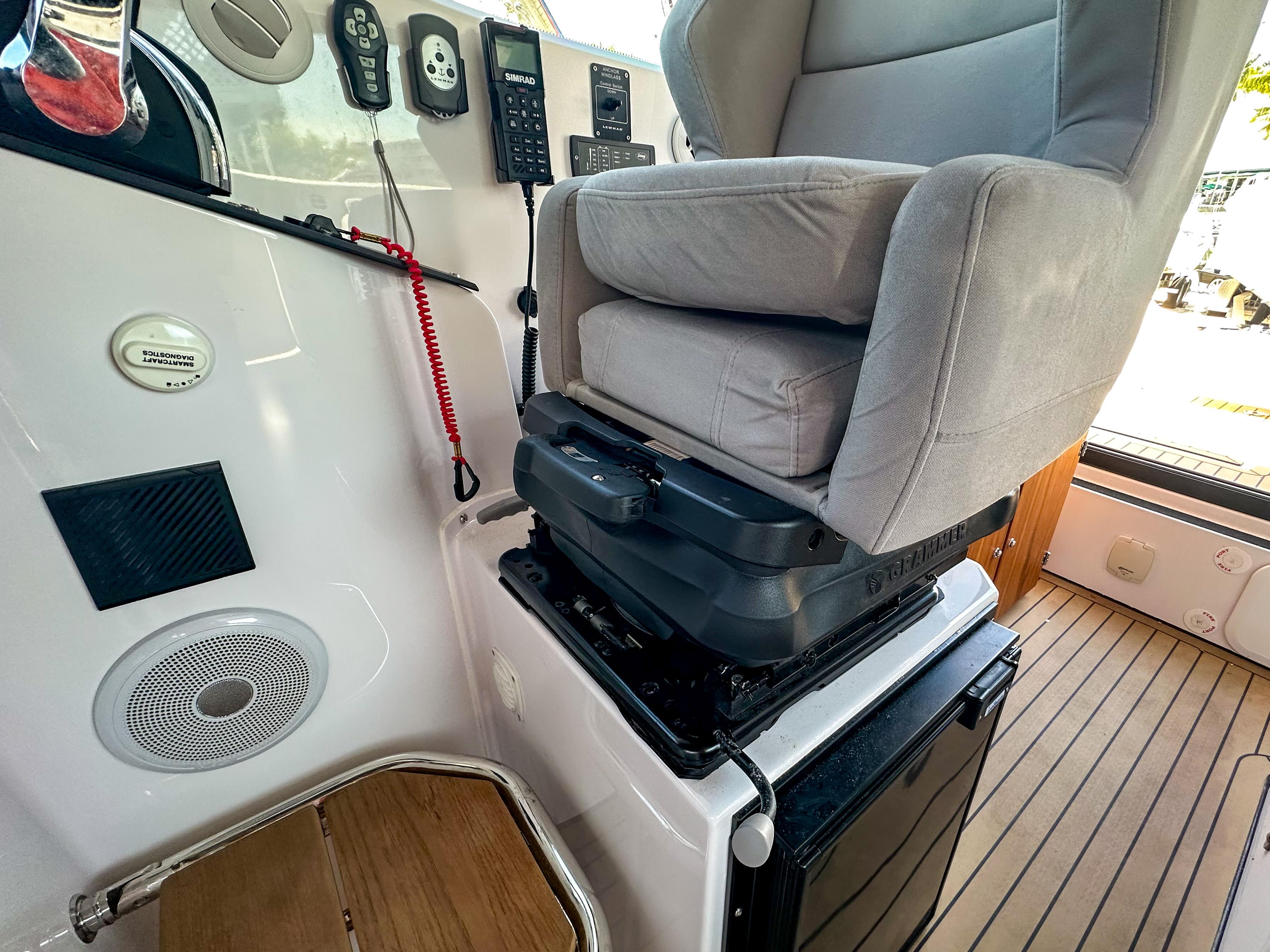 XO Boats-EXPLR 10 Sport Plus 2024 -FL-US-2024 XO Boats EXPLR 10 Sport Plus interior with captains chair and control panel.-9818089 | Thumbnail