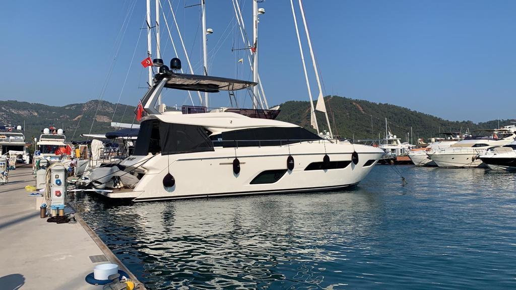 Ferretti Yachts 550