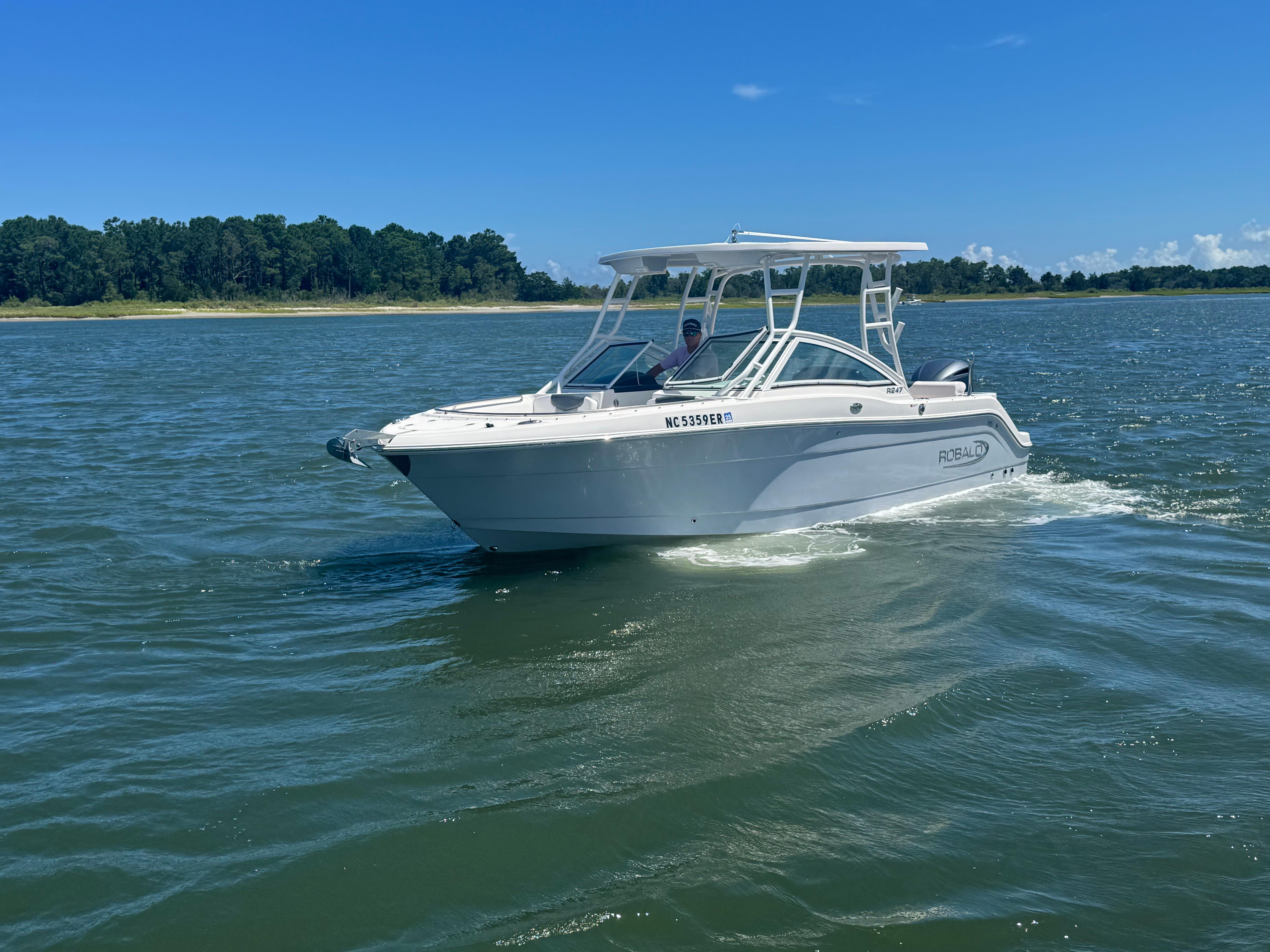 2021 Robalo R247