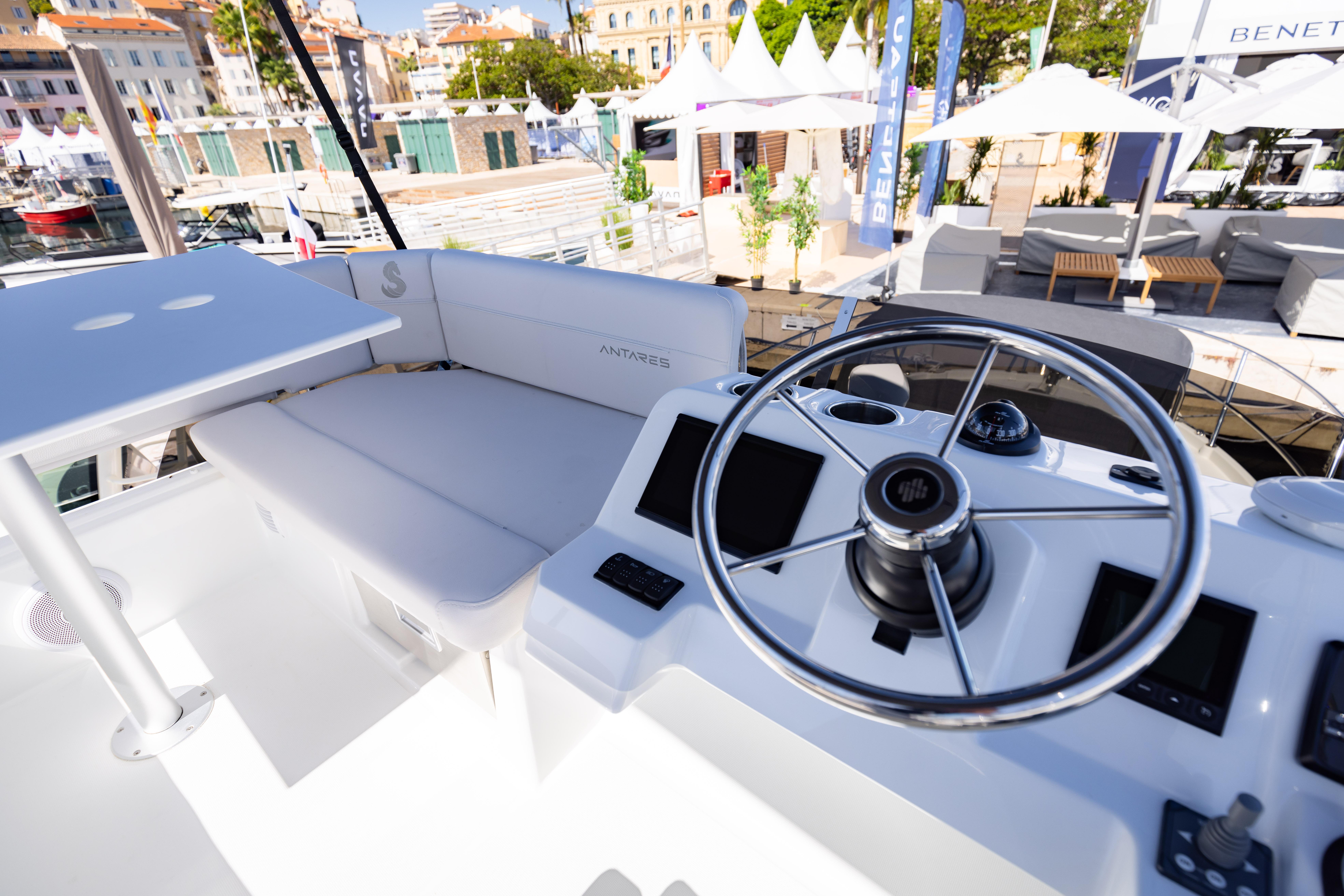 2026 Beneteau Antares 11 Fly-17