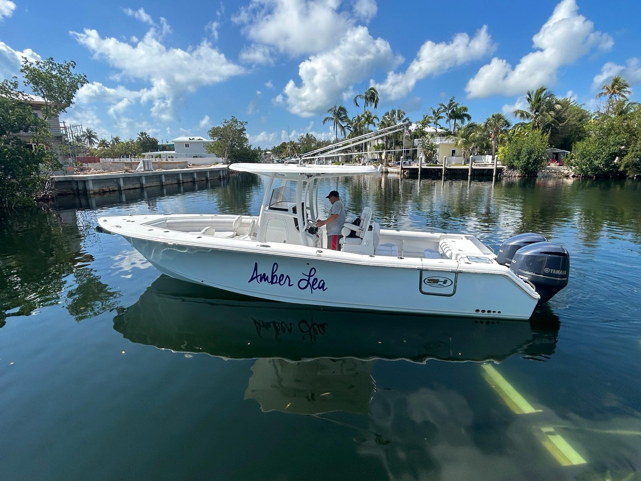 2016 Sea Hunt 30' Gamefish-Port profile on the water