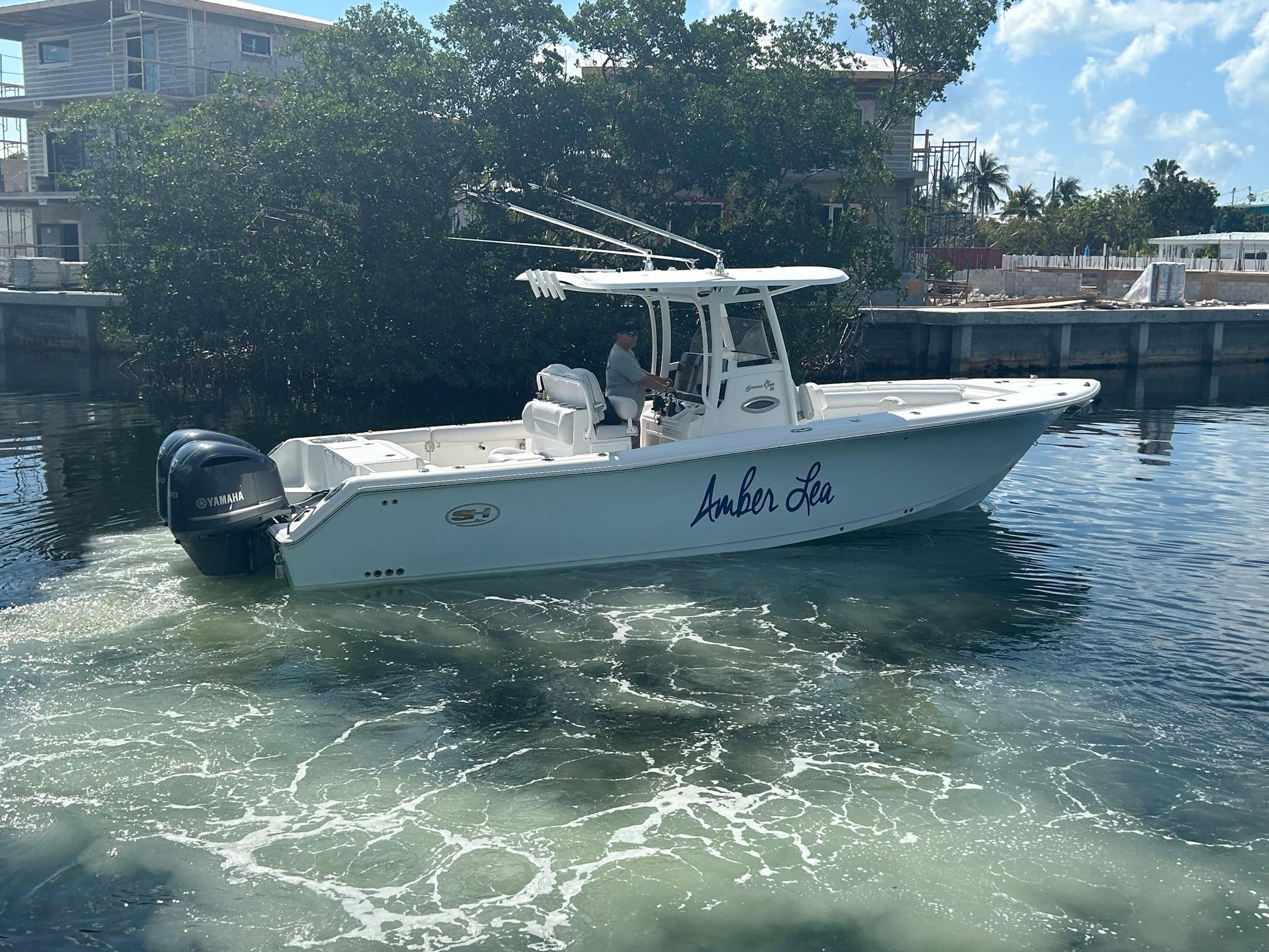 2016 Sea Hunt 30' Gamefish-Starboard profile on the water