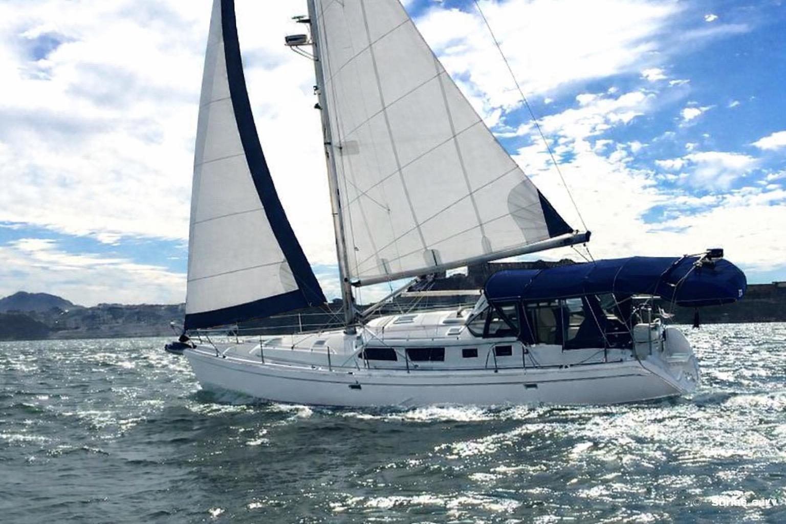 Sailing yacht Hunter 44 Deck Salon 2007 on open water under clear skies.