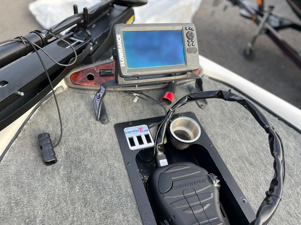 1999 Triton TR20 boat dashboard with Lowrance fishfinder and control panel.