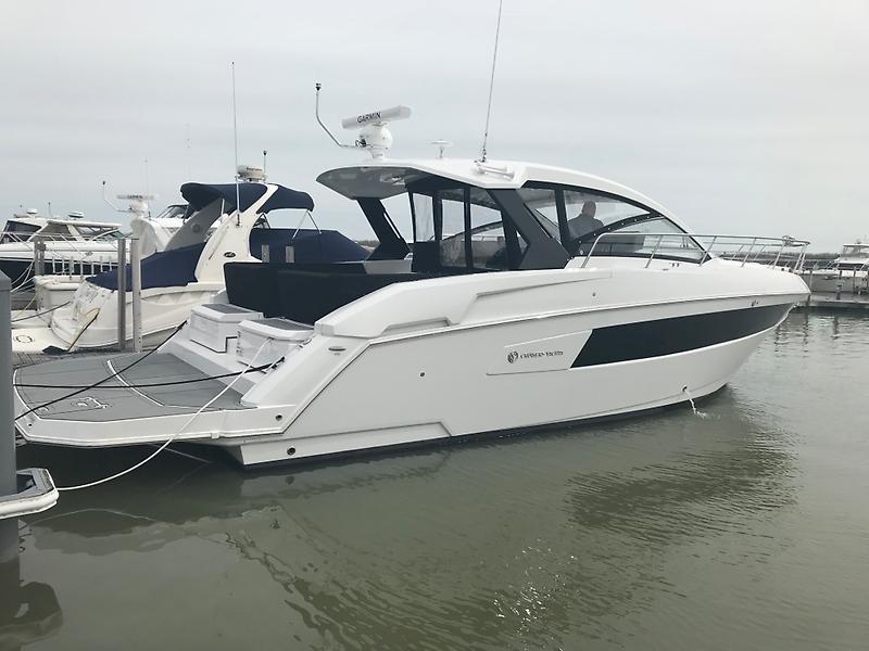 2017 CRUISERS YACHTS 390 EXPRESS COUPE