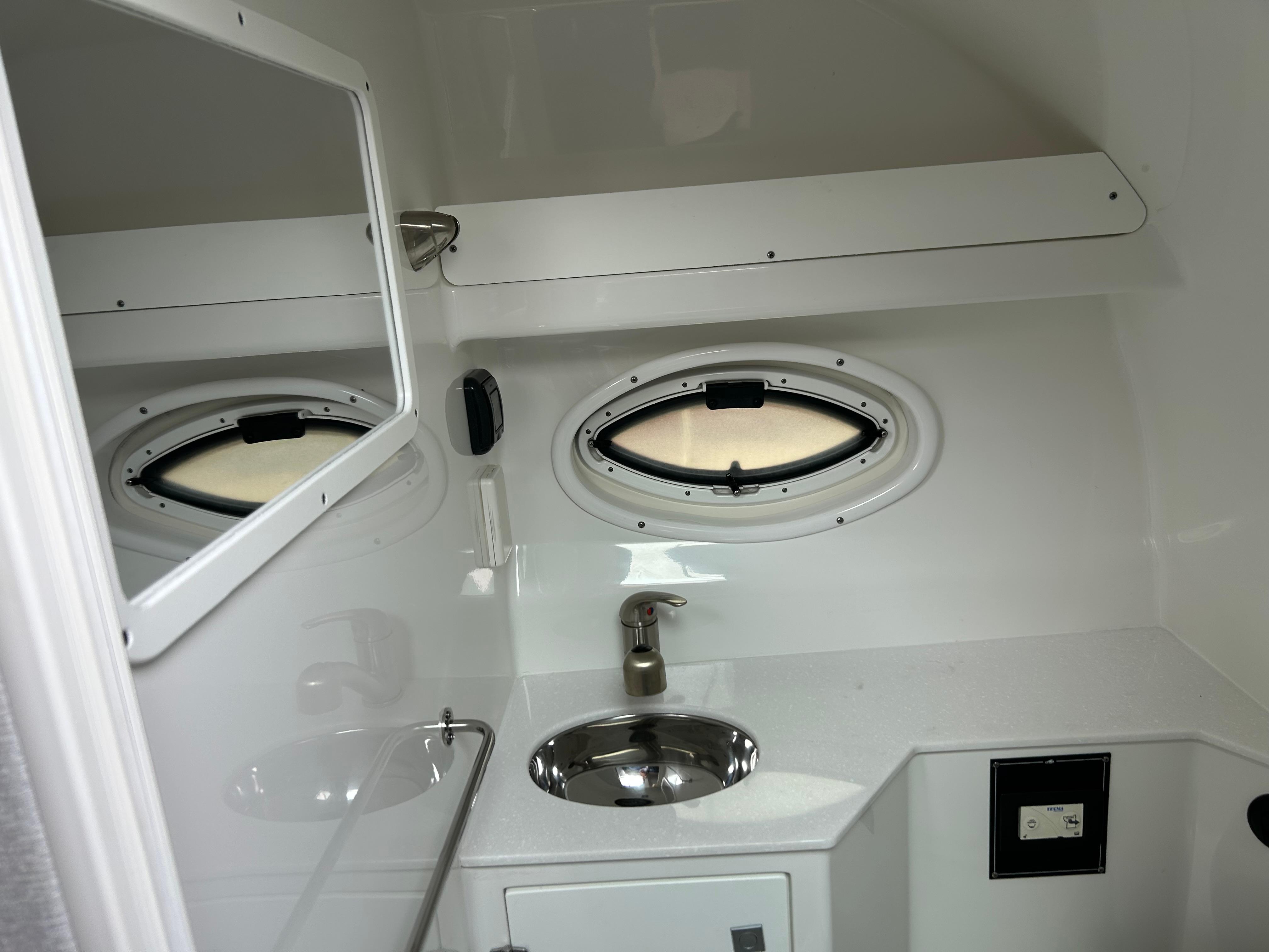 2019-monterey-295-sport-yacht-power-9718179-20250318062647103-1_XLARGE