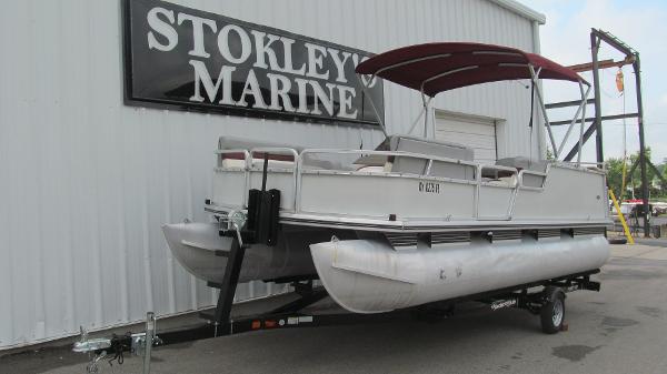 1999 Sun Tracker boat for sale, model of the boat is PARTY BARGE 21 Signature Series & Image # 1 of 8