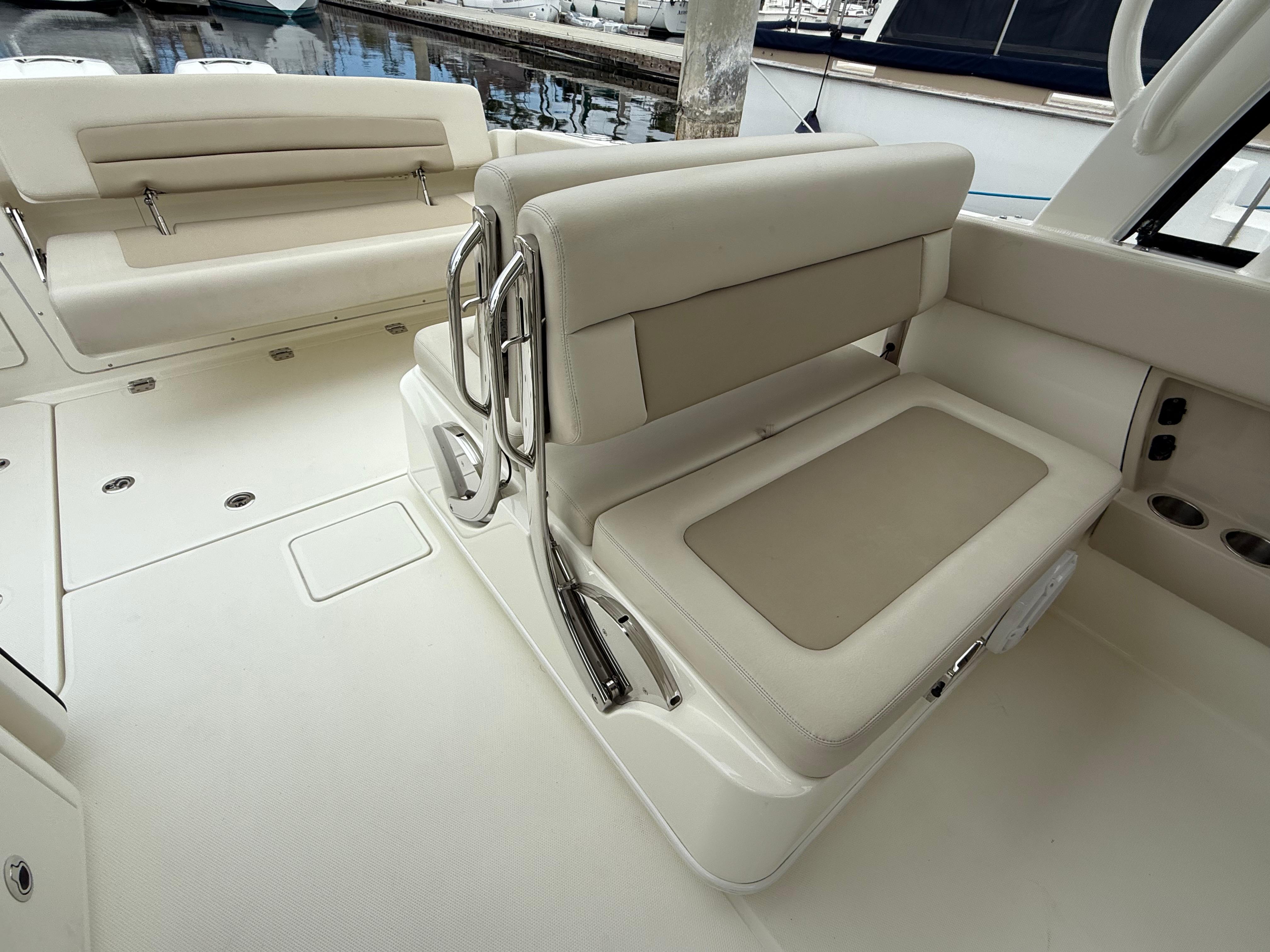 2017 Boston Whaler 320 Vantage #TBRL0331 inventory image at Sun Country Marine Group, Newport Beach 2017 Boston Whaler 320 Vantage #TBRL0331 inventory image at Sun Country Marine Group, Newport Beach