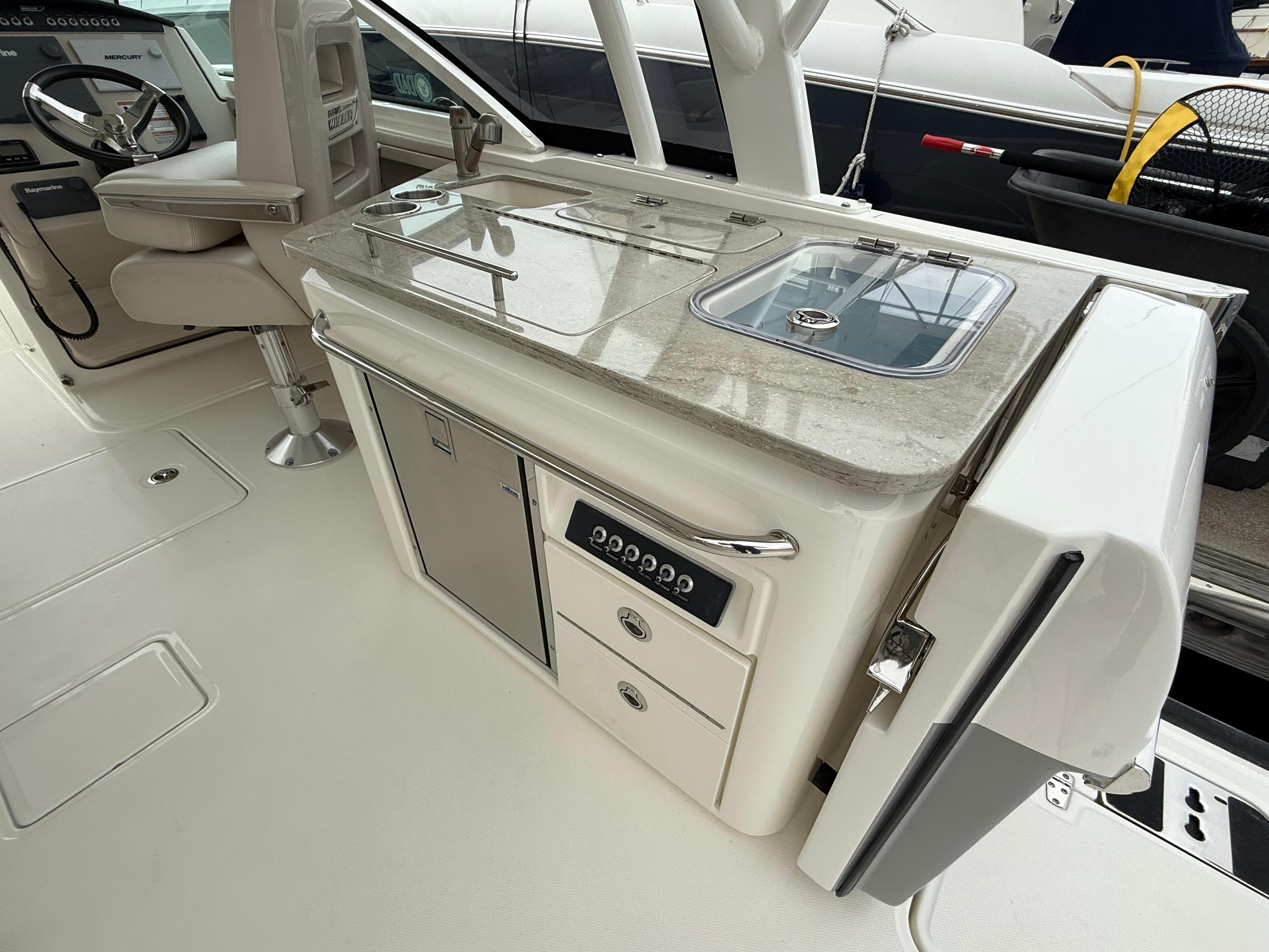 2017 Boston Whaler 320 Vantage #TBRL0331 inventory image at Sun Country Marine Group, Newport Beach 2017 Boston Whaler 320 Vantage #TBRL0331 inventory image at Sun Country Marine Group, Newport Beach
