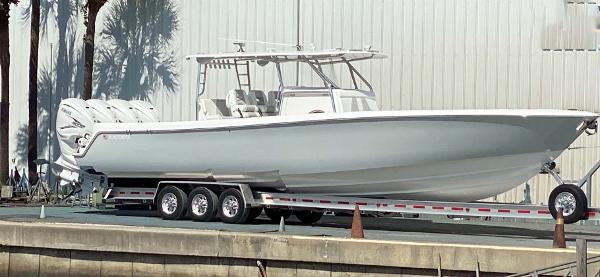 44' Contender Center Console Step Hull