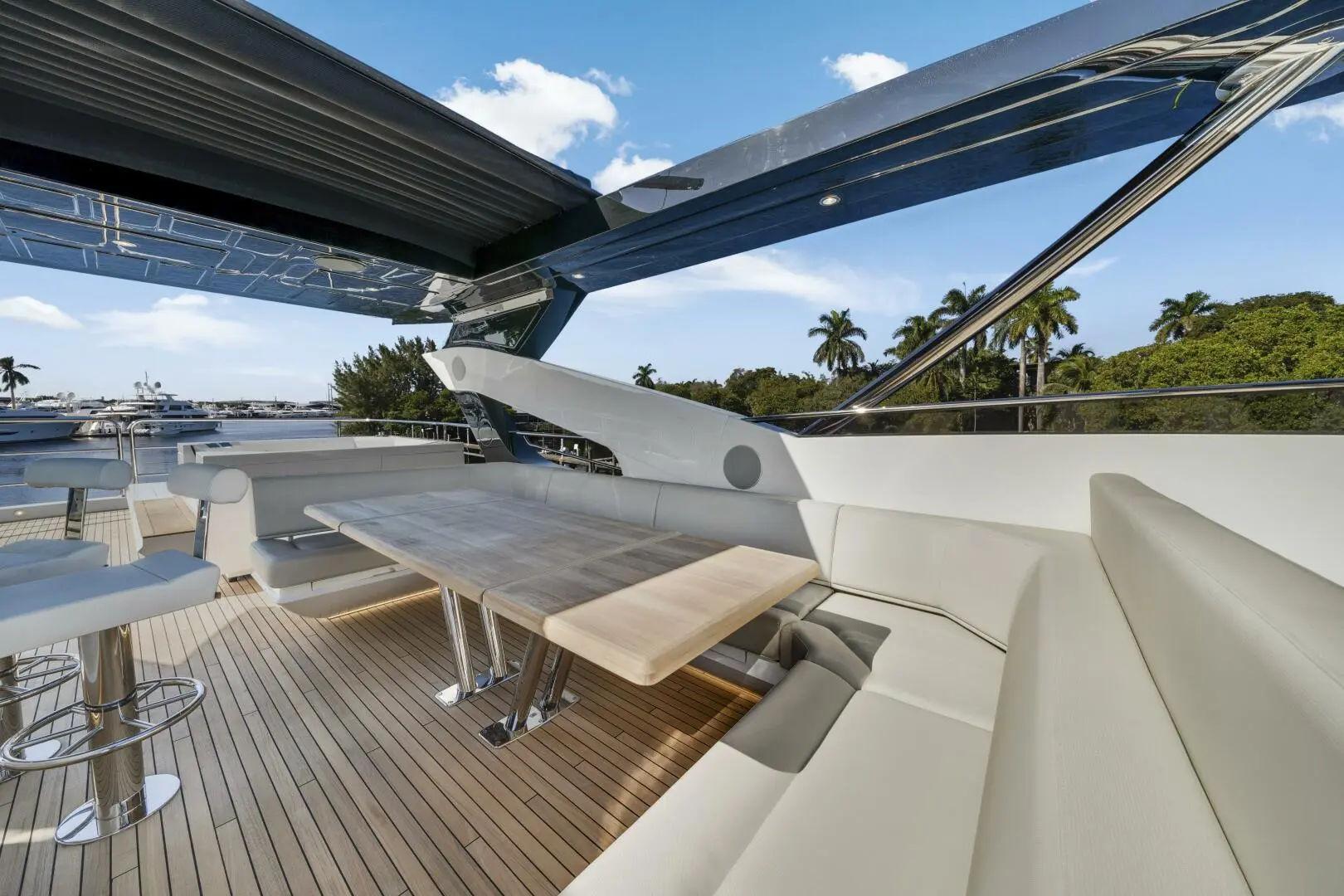 2025-Sunseeker-95-Yacht