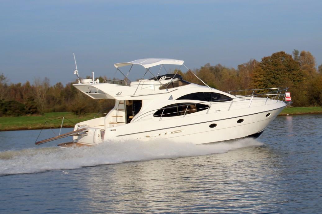 2001 Azimut 42 large 1