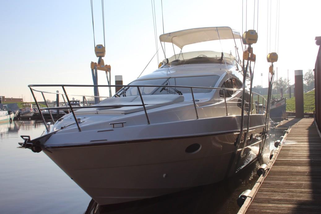 2001 Azimut 42 large 6