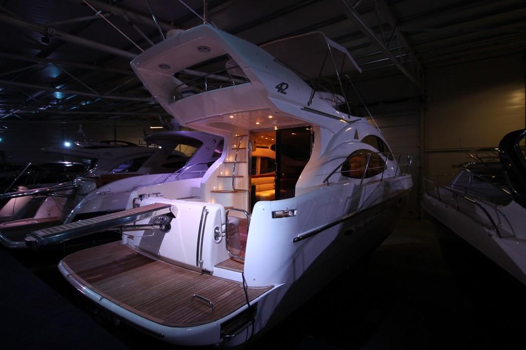 2001 Azimut 42 large 10