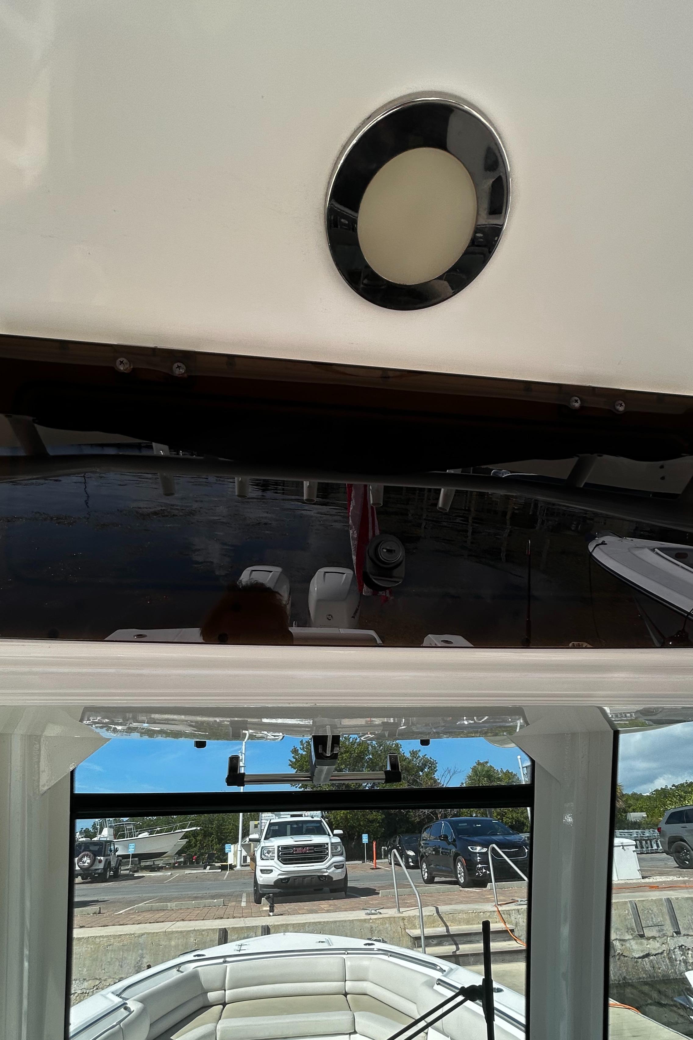 2017 33 Boston Whaler 330 Outrage Helm