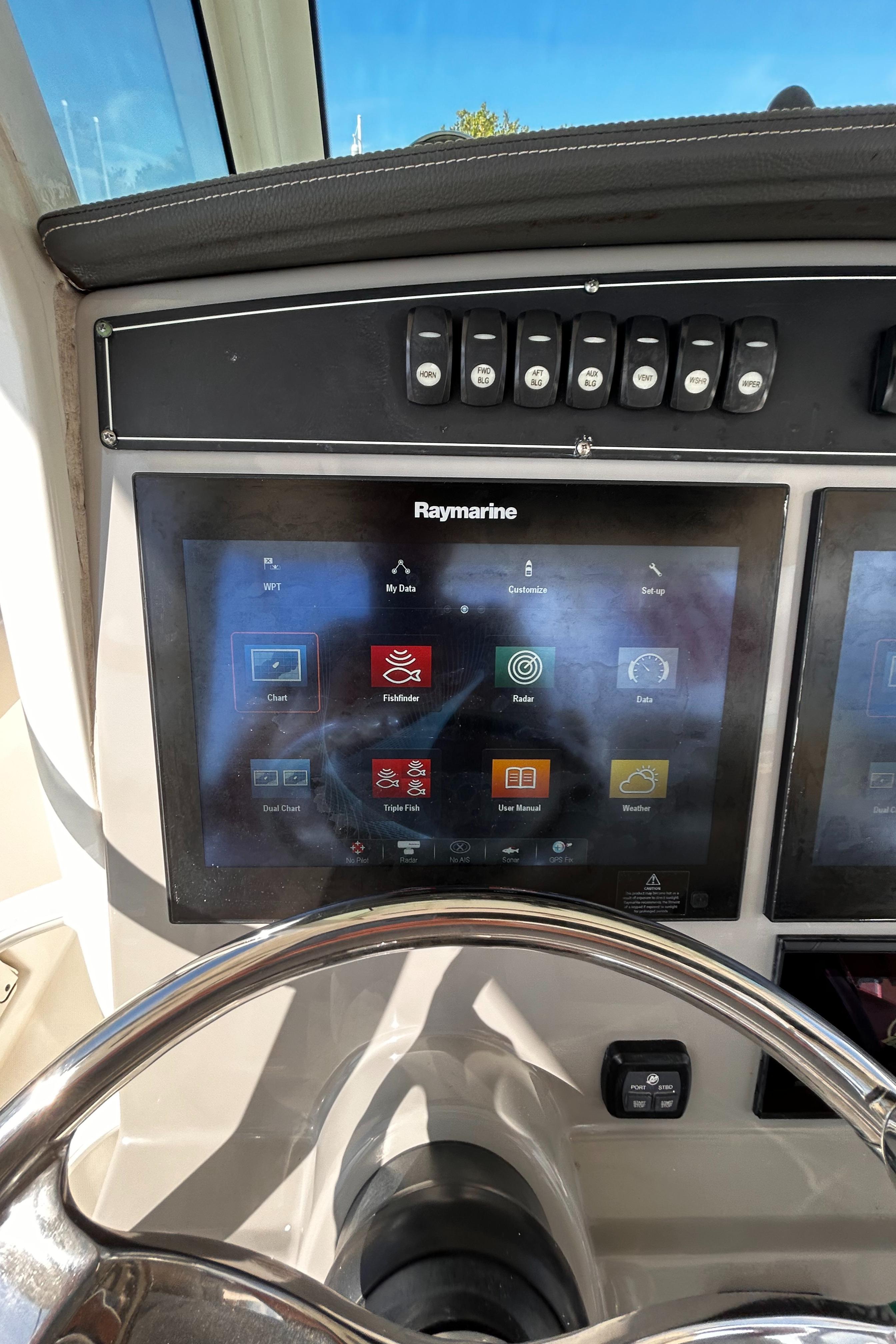 2017 33 Boston Whaler 330 Outrage Helm