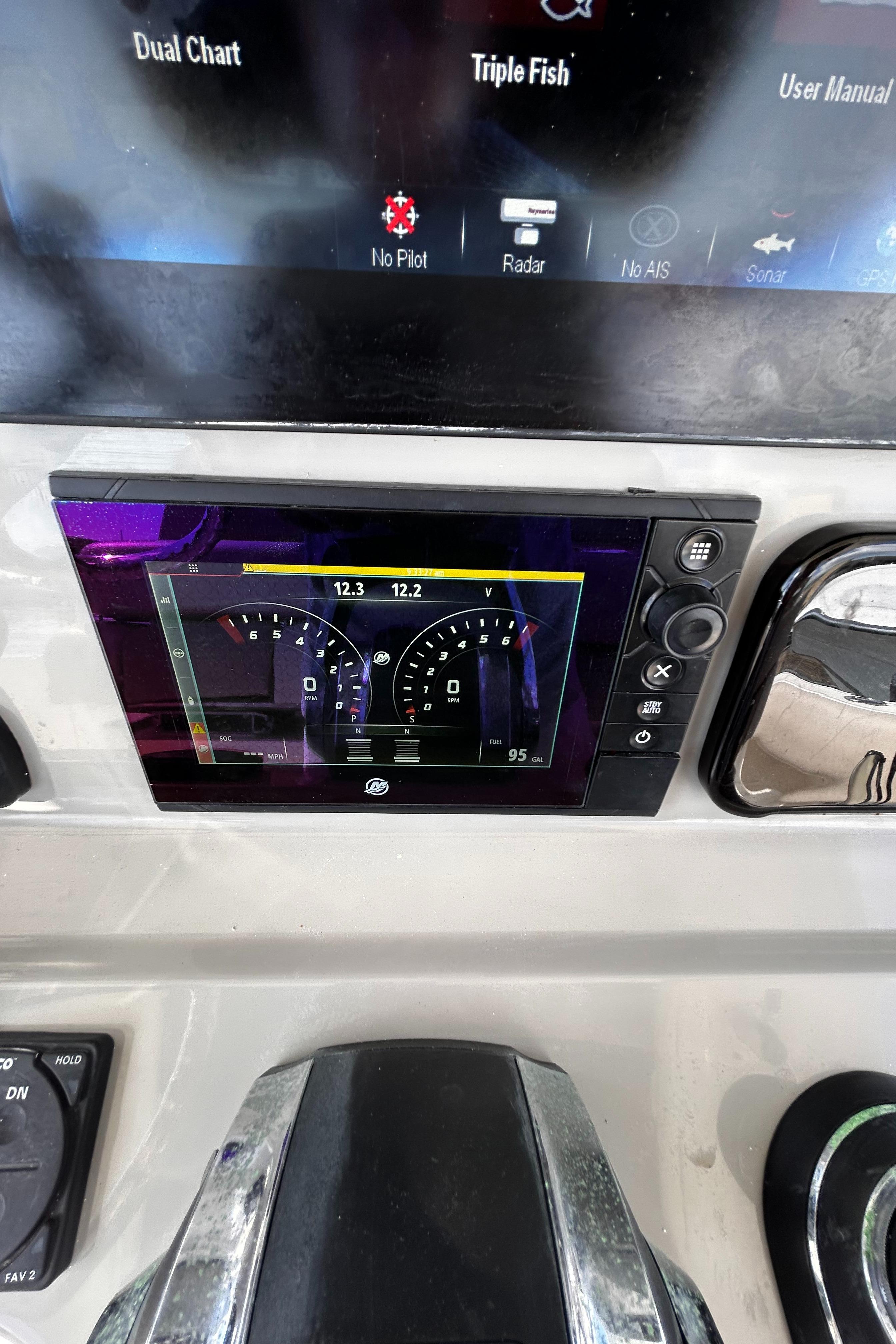 2017 33 Boston Whaler 330 Outrage Helm