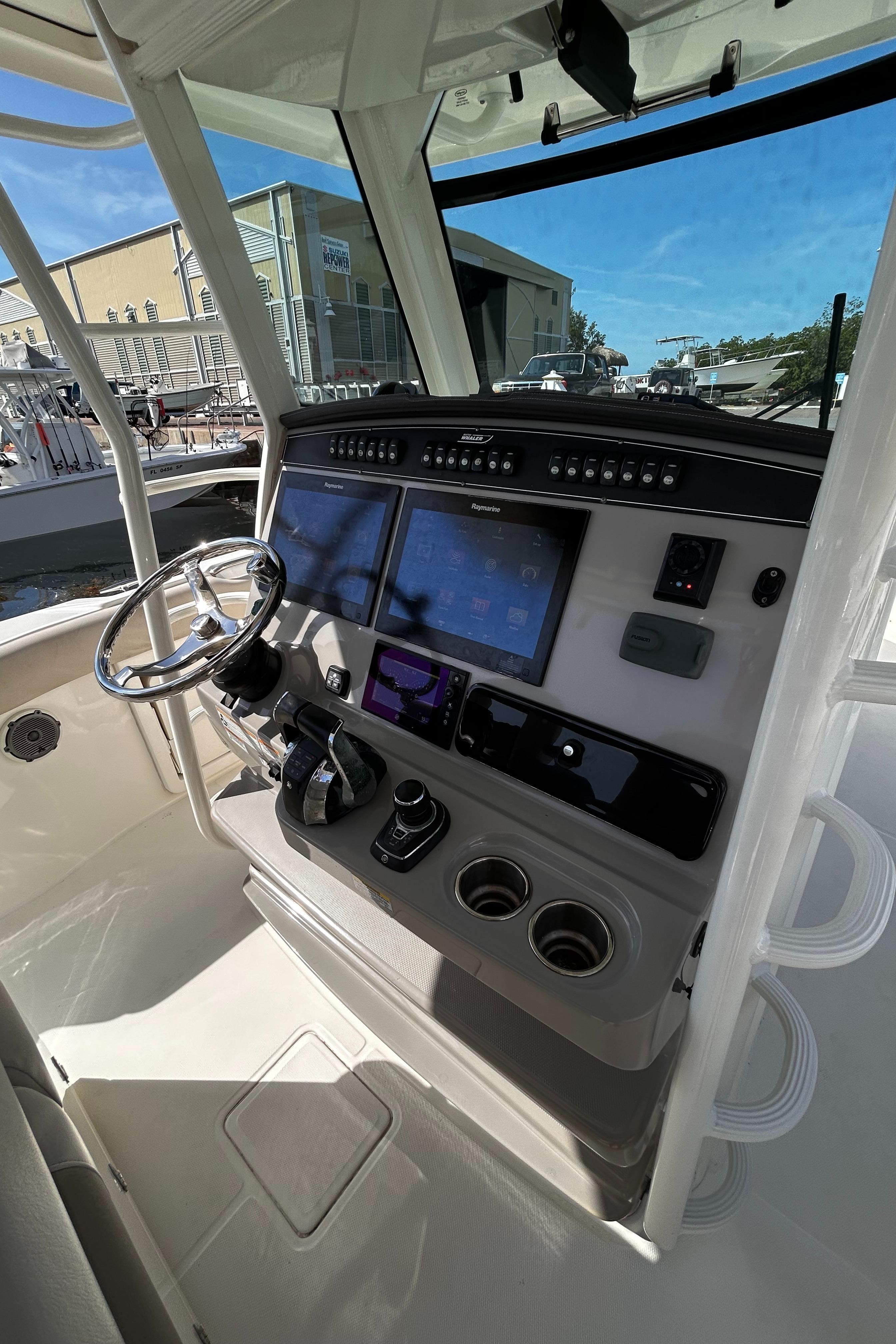 2017 33 Boston Whaler 330 Outrage Helm