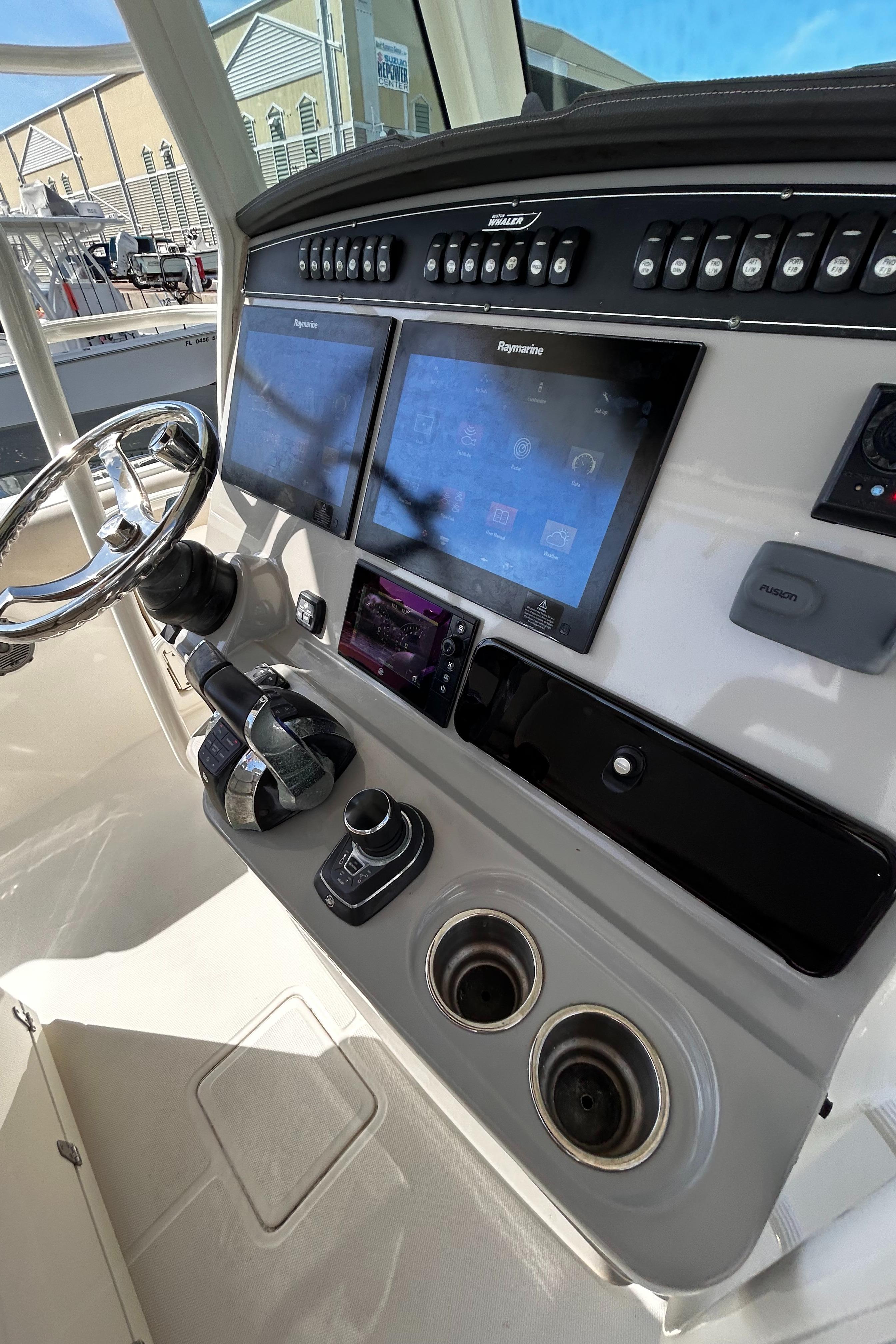 2017 33 Boston Whaler 330 Outrage Helm