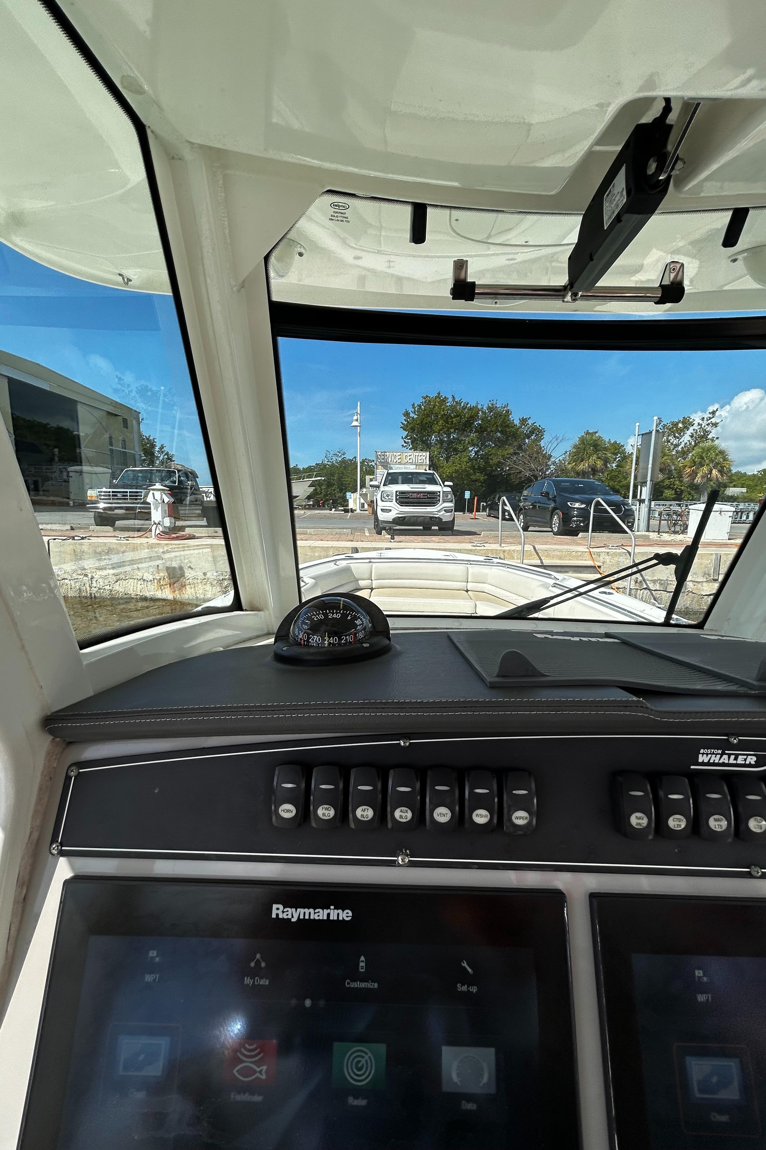 2017 33 Boston Whaler 330 Outrage Helm