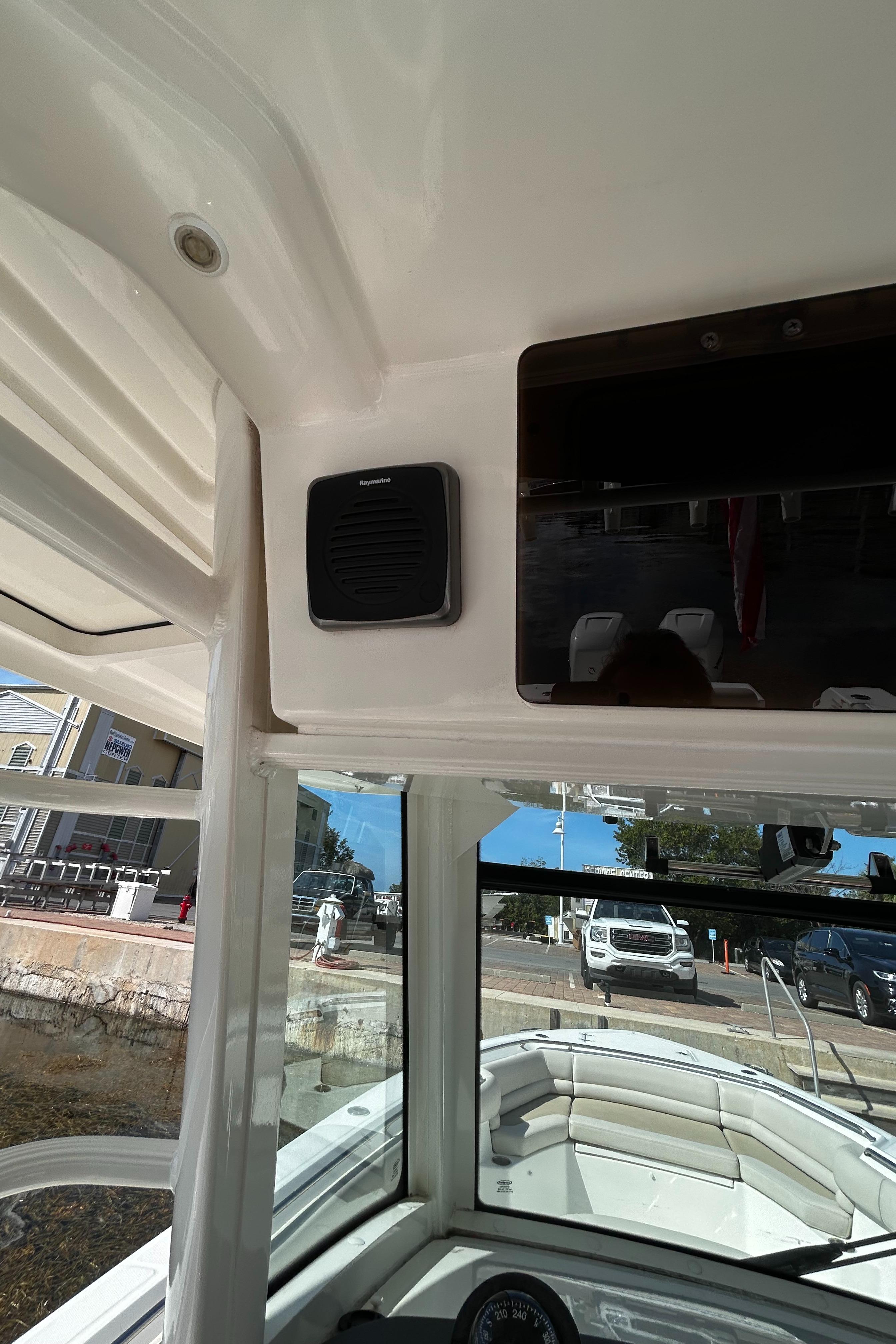 2017 33 Boston Whaler 330 Outrage Helm